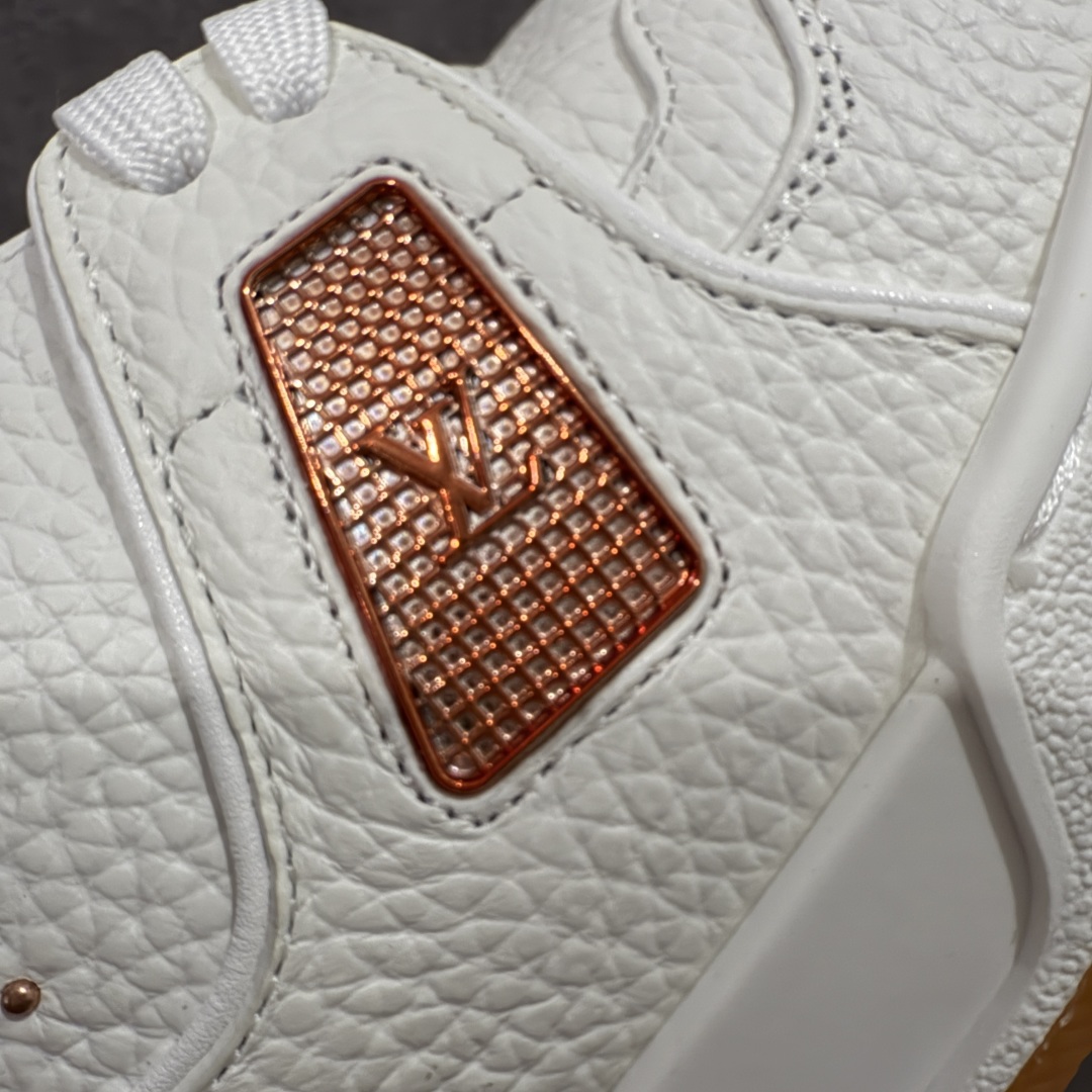 图片[4]-【专柜版/海淘代购版】 现货当天可取 LV Trainer系列高奢运动鞋 铆钉白绿 新款芯片顶级 潮人必备单品 同步ZP官网空胶工艺 鞋舌、挂饰均镶嵌NFC芯片感应装置 正确胶片断点式设计 中底正确还原原版油印字母比例 1：1原楦格板、楦头、刀磨全新升级！ 独家订制顶级压纹麂皮 原版开模TPU大底 质感原版一致 垫脚聚米微料加透气英伦网布 披靡市场任何版本！细节完美呈现！ 代购指定版本 全新升级最新双盒包装 扫码秒进官网！ 全套包装配件同比原版 尺码： 38-46-选品中心