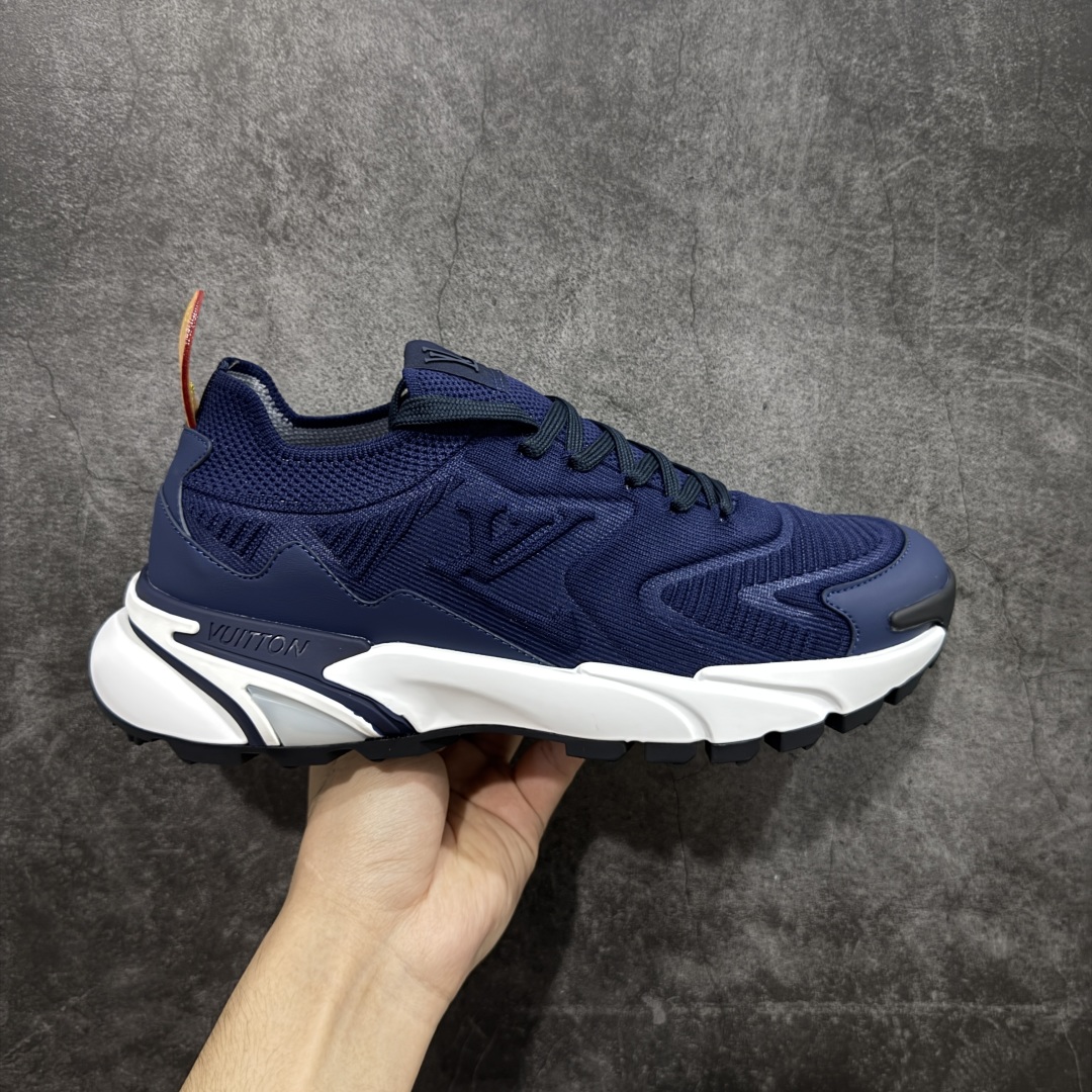【莞产礼盒版】Louis Vuitton LV Runner Tatic Sneaker 系列 厚底 休闲 运动鞋 跑鞋 原版购入开发 做货 本款 Runner Tatic 运动鞋融合飞织面料材质,演绎传统登山鞋的灵感启发。 字母抒写于一侧,标识,轻盈耐磨的橡胶外底完善整体配送精美包装 面料: 原版进口定制飞织面料 ■内里:原版定制透气网里 ■鞋底:原版开模防滑橡胶组合材质 ■底厚: 4CM 尺码:男款38-46-选品中心