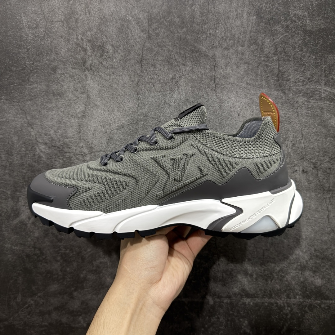 图片[2]-【莞产礼盒版】Louis Vuitton LV Runner Tatic Sneaker 系列 厚底 休闲 运动鞋 跑鞋 原版购入开发 做货 本款 Runner Tatic 运动鞋融合飞织面料材质，演绎传统登山鞋的灵感启发。 字母抒写于一侧，标识，轻盈耐磨的橡胶外底完善整体配送精美包装 面料： 原版进口定制飞织面料 ■内里：原版定制透气网里 ■鞋底：原版开模防滑橡胶组合材质 ■底厚： 4CM 尺码：男款38-46-选品中心