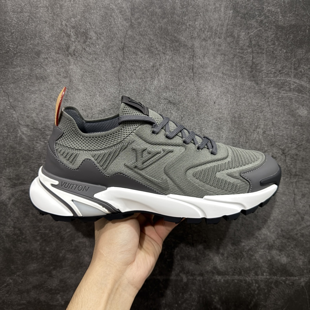 【莞产礼盒版】Louis Vuitton LV Runner Tatic Sneaker 系列 厚底 休闲 运动鞋 跑鞋 原版购入开发 做货 本款 Runner Tatic 运动鞋融合飞织面料材质,演绎传统登山鞋的灵感启发。 字母抒写于一侧,标识,轻盈耐磨的橡胶外底完善整体配送精美包装 面料: 原版进口定制飞织面料 ■内里:原版定制透气网里 ■鞋底:原版开模防滑橡胶组合材质 ■底厚: 4CM 尺码:男款38-46-选品中心