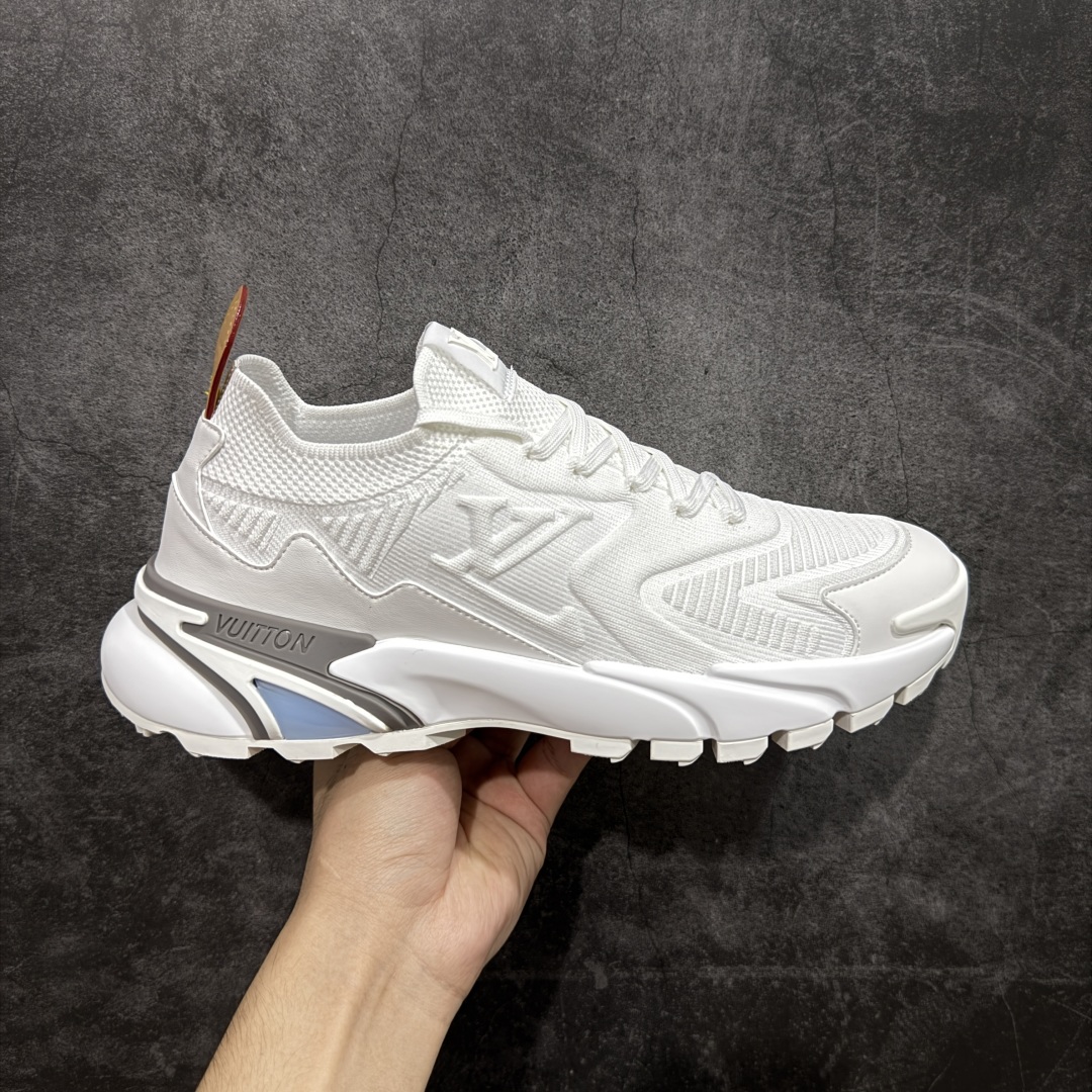 【莞产礼盒版】Louis Vuitton LV Runner Tatic Sneaker 系列 厚底 休闲 运动鞋 跑鞋 原版购入开发 做货 本款 Runner Tatic 运动鞋融合飞织面料材质,演绎传统登山鞋的灵感启发。 字母抒写于一侧,标识,轻盈耐磨的橡胶外底完善整体配送精美包装 面料: 原版进口定制飞织面料 ■内里:原版定制透气网里 ■鞋底:原版开模防滑橡胶组合材质 ■底厚: 4CM 尺码:男款38-46-选品中心