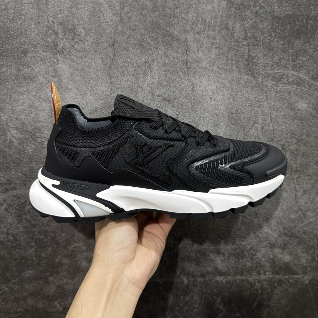 【莞产礼盒版】Louis Vuitton LV Runner Tatic Sneaker 系列 厚底 休闲 运动鞋 跑鞋 原版购入开发 做货 本款 Runner Tatic 运动鞋融合飞织面料材质,演绎传统登山鞋的灵感启发。 字母抒写于一侧,标识,轻盈耐磨的橡胶外底完善整体配送精美包装 面料: 原版进口定制飞织面料 ■内里:原版定制透气网里 ■鞋底:原版开模防滑橡胶组合材质 ■底厚: 4CM 尺码:男款38-46-选品中心