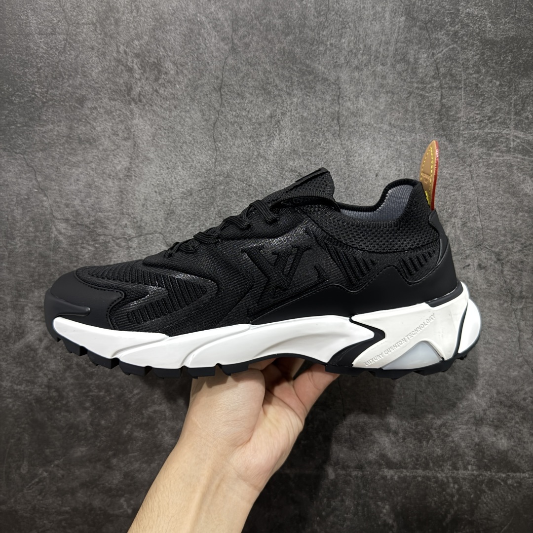 图片[2]-【莞产礼盒版】Louis Vuitton LV Runner Tatic Sneaker 系列 厚底 休闲 运动鞋 跑鞋 原版购入开发 做货 本款 Runner Tatic 运动鞋融合飞织面料材质，演绎传统登山鞋的灵感启发。 字母抒写于一侧，标识，轻盈耐磨的橡胶外底完善整体配送精美包装 面料： 原版进口定制飞织面料 ■内里：原版定制透气网里 ■鞋底：原版开模防滑橡胶组合材质 ■底厚： 4CM 尺码：男款38-46-选品中心