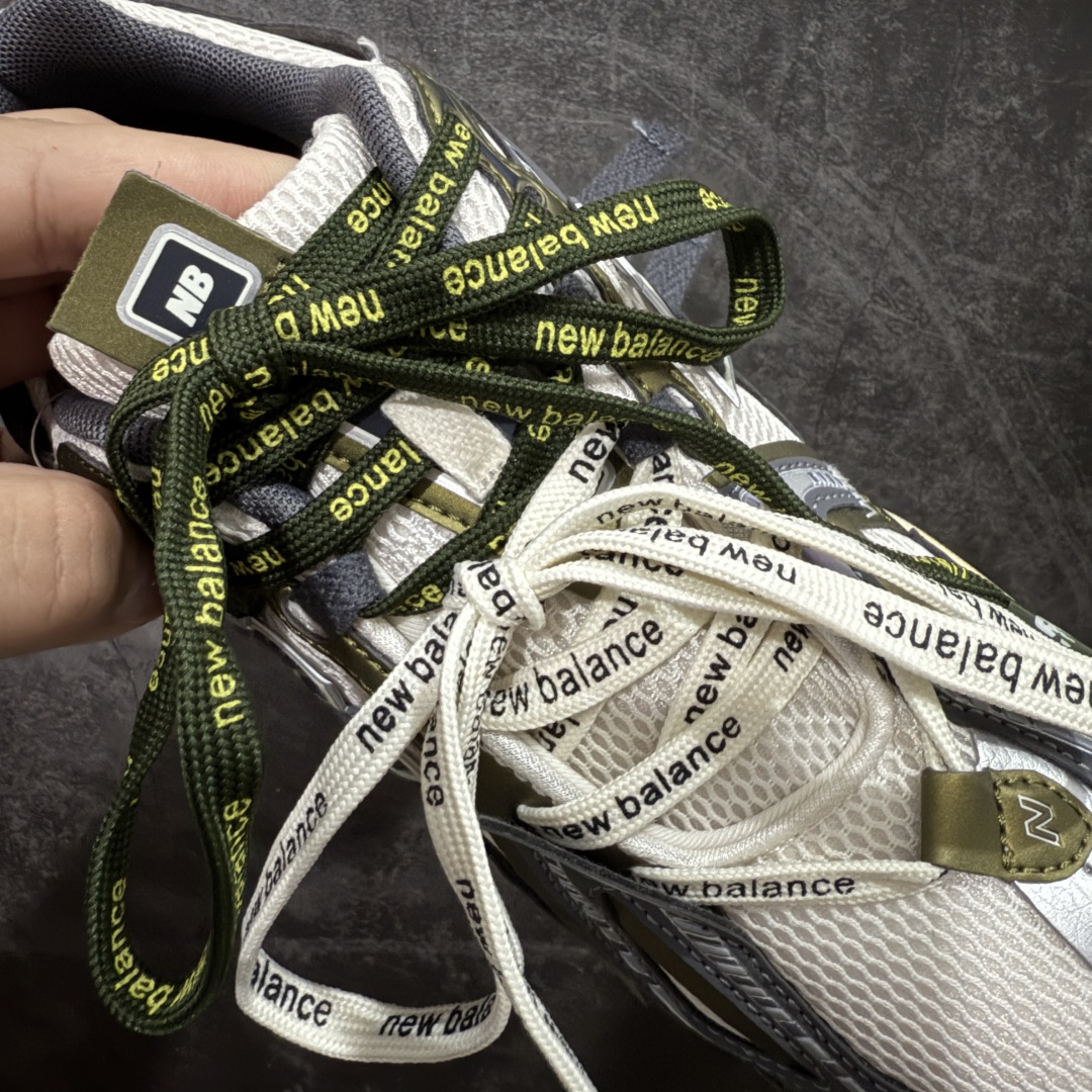 图片[6]-【纯原K版】新百伦New Balance M1906AR系列低帮复古老爹风休闲运动慢跑鞋 U1906ANC 双绑带版本（另附一副原版鞋带） 全新大厂出品 市场第一梯队品质 绝对秒杀市场货 完美版型 正确组合大底 区别市场刷漆底版本 全套原楦原纸板原厂数据开发 进口三明治网面 原装进口皮料正确卡色 正确中底拉帮中底网布细节 原厂标裁 带紫光防伪 定制后跟透明水晶模块 冲裁组合 大底贴合程度胶水上色把控完美 整洁度挑战全网艺术家 多道序QC把关品质完善 匠心打造 耗时多月开发完成 工艺极其复杂难度可想而知 新开独立私模大底 正确六层组合大底 高端零售专供产物 尺码：36 37 37.5 38 38.5 39 40 40.5 41 42 42.5 43 44 45 46-选品中心