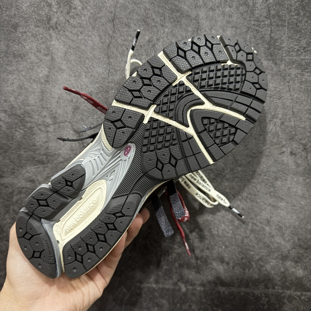 图片[9]-【纯原K版】新百伦New Balance M1906AR系列低帮复古老爹风休闲运动慢跑鞋 M1906AR 双绑带版本（另附一副原版鞋带） 全新大厂出品 市场第一梯队品质 绝对秒杀市场货 完美版型 正确组合大底 区别市场刷漆底版本 全套原楦原纸板原厂数据开发 进口三明治网面 原装进口皮料正确卡色 正确中底拉帮中底网布细节 原厂标裁 带紫光防伪 定制后跟透明水晶模块 冲裁组合 大底贴合程度胶水上色把控完美 整洁度挑战全网艺术家 多道序QC把关品质完善 匠心打造 耗时多月开发完成 工艺极其复杂难度可想而知 新开独立私模大底 正确六层组合大底 高端零售专供产物 尺码：36 37 37.5 38 38.5 39 40 40.5 41 42 42.5 43 44 45 46-选品中心