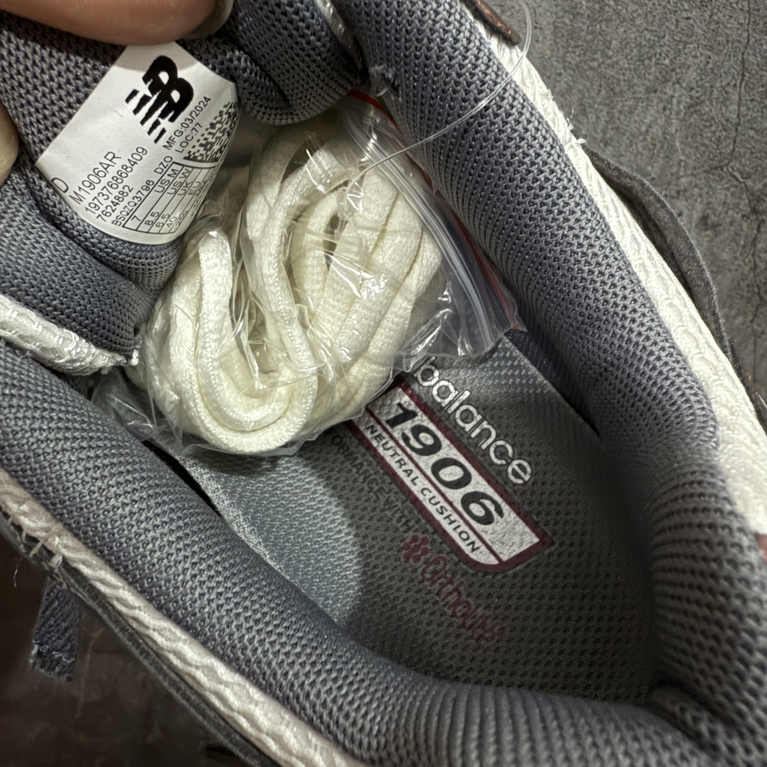 图片[7]-【纯原K版】新百伦New Balance M1906AR系列低帮复古老爹风休闲运动慢跑鞋 M1906AR 双绑带版本（另附一副原版鞋带） 全新大厂出品 市场第一梯队品质 绝对秒杀市场货 完美版型 正确组合大底 区别市场刷漆底版本 全套原楦原纸板原厂数据开发 进口三明治网面 原装进口皮料正确卡色 正确中底拉帮中底网布细节 原厂标裁 带紫光防伪 定制后跟透明水晶模块 冲裁组合 大底贴合程度胶水上色把控完美 整洁度挑战全网艺术家 多道序QC把关品质完善 匠心打造 耗时多月开发完成 工艺极其复杂难度可想而知 新开独立私模大底 正确六层组合大底 高端零售专供产物 尺码：36 37 37.5 38 38.5 39 40 40.5 41 42 42.5 43 44 45 46-选品中心