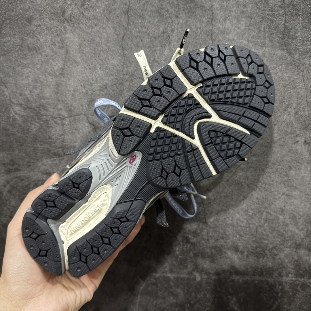 图片[9]-【纯原K版】新百伦New Balance M1906AR系列低帮复古老爹风休闲运动慢跑鞋 M1906AD 双绑带版本（另附一副原版鞋带） 全新大厂出品 市场第一梯队品质 绝对秒杀市场货 完美版型 正确组合大底 区别市场刷漆底版本 全套原楦原纸板原厂数据开发 进口三明治网面 原装进口皮料正确卡色 正确中底拉帮中底网布细节 原厂标裁 带紫光防伪 定制后跟透明水晶模块 冲裁组合 大底贴合程度胶水上色把控完美 整洁度挑战全网艺术家 多道序QC把关品质完善 匠心打造 耗时多月开发完成 工艺极其复杂难度可想而知 新开独立私模大底 正确六层组合大底 高端零售专供产物 尺码：36 37 37.5 38 38.5 39 40 40.5 41 42 42.5 43 44 45 46-选品中心