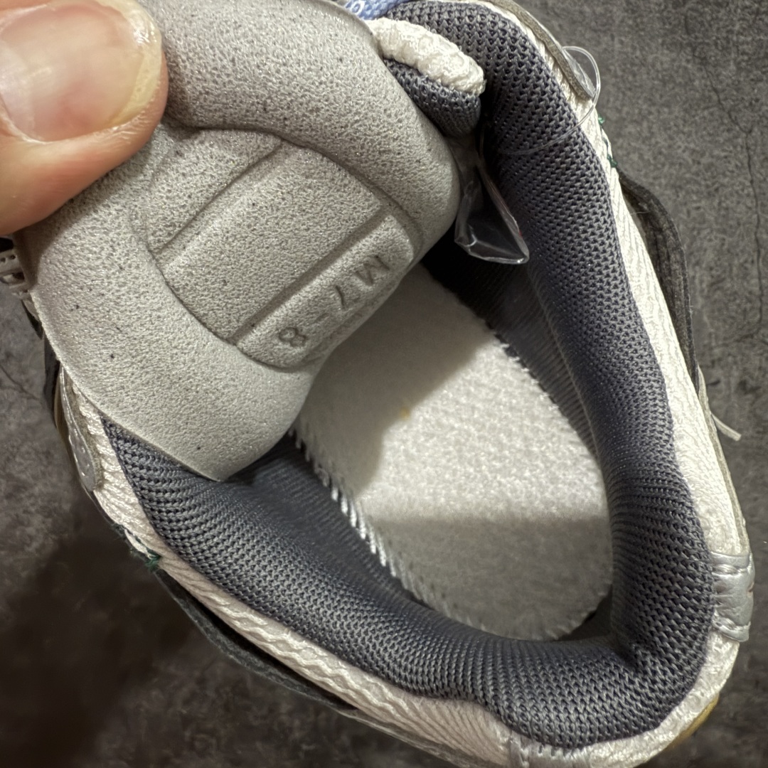 图片[8]-【纯原K版】新百伦New Balance M1906AR系列低帮复古老爹风休闲运动慢跑鞋 M1906AD 双绑带版本（另附一副原版鞋带） 全新大厂出品 市场第一梯队品质 绝对秒杀市场货 完美版型 正确组合大底 区别市场刷漆底版本 全套原楦原纸板原厂数据开发 进口三明治网面 原装进口皮料正确卡色 正确中底拉帮中底网布细节 原厂标裁 带紫光防伪 定制后跟透明水晶模块 冲裁组合 大底贴合程度胶水上色把控完美 整洁度挑战全网艺术家 多道序QC把关品质完善 匠心打造 耗时多月开发完成 工艺极其复杂难度可想而知 新开独立私模大底 正确六层组合大底 高端零售专供产物 尺码：36 37 37.5 38 38.5 39 40 40.5 41 42 42.5 43 44 45 46-选品中心