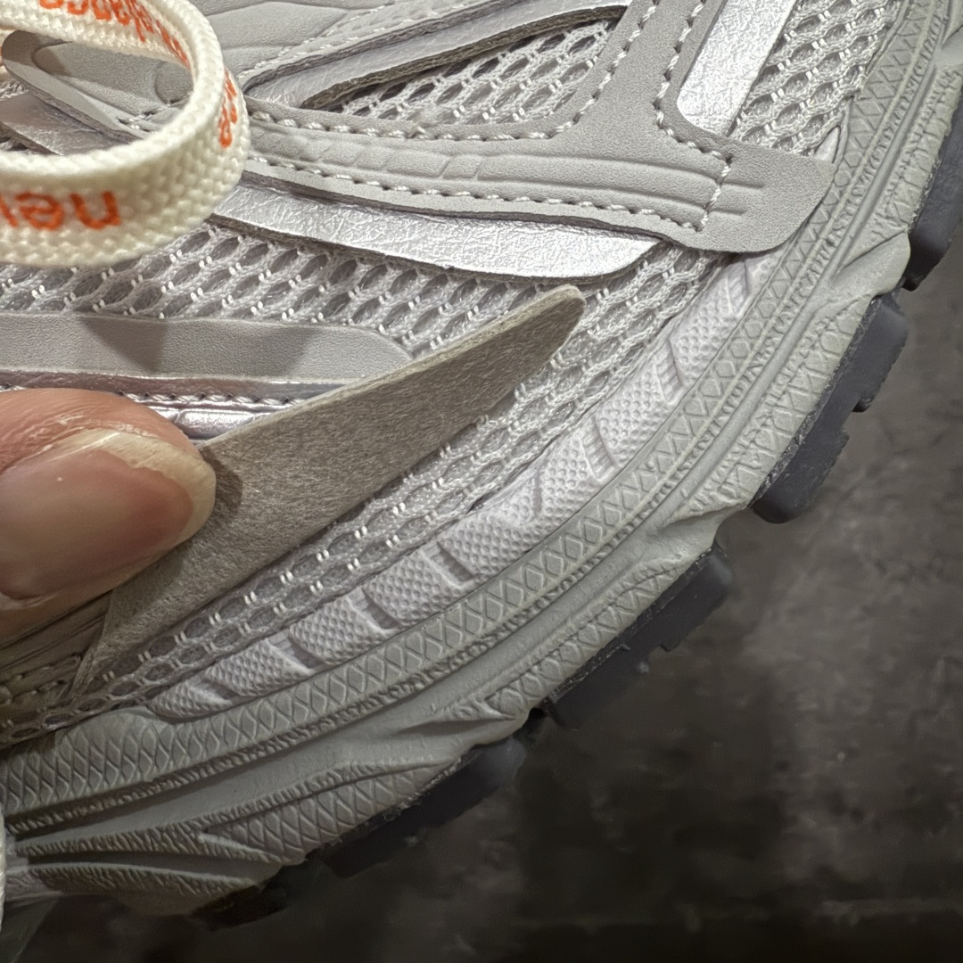 图片[4]-【纯原K版】新百伦New Balance M1906AR系列低帮复古老爹风休闲运动慢跑鞋 M1906AG 双绑带版本（另附一副原版鞋带） 全新大厂出品 市场第一梯队品质 绝对秒杀市场货 完美版型 正确组合大底 区别市场刷漆底版本 全套原楦原纸板原厂数据开发 进口三明治网面 原装进口皮料正确卡色 正确中底拉帮中底网布细节 原厂标裁 带紫光防伪 定制后跟透明水晶模块 冲裁组合 大底贴合程度胶水上色把控完美 整洁度挑战全网艺术家 多道序QC把关品质完善 匠心打造 耗时多月开发完成 工艺极其复杂难度可想而知 新开独立私模大底 正确六层组合大底 高端零售专供产物 尺码：36 37 37.5 38 38.5 39 40 40.5 41 42 42.5 43 44 45 46-选品中心