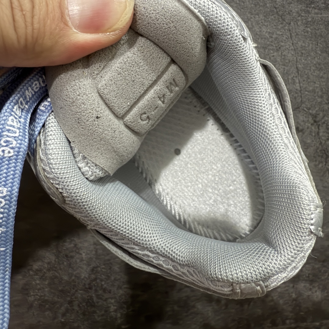 图片[8]-【纯原K版】新百伦New Balance M1906AR系列低帮复古老爹风休闲运动慢跑鞋 M1906AG 双绑带版本（另附一副原版鞋带） 全新大厂出品 市场第一梯队品质 绝对秒杀市场货 完美版型 正确组合大底 区别市场刷漆底版本 全套原楦原纸板原厂数据开发 进口三明治网面 原装进口皮料正确卡色 正确中底拉帮中底网布细节 原厂标裁 带紫光防伪 定制后跟透明水晶模块 冲裁组合 大底贴合程度胶水上色把控完美 整洁度挑战全网艺术家 多道序QC把关品质完善 匠心打造 耗时多月开发完成 工艺极其复杂难度可想而知 新开独立私模大底 正确六层组合大底 高端零售专供产物 尺码：36 37 37.5 38 38.5 39 40 40.5 41 42 42.5 43 44 45 46-选品中心