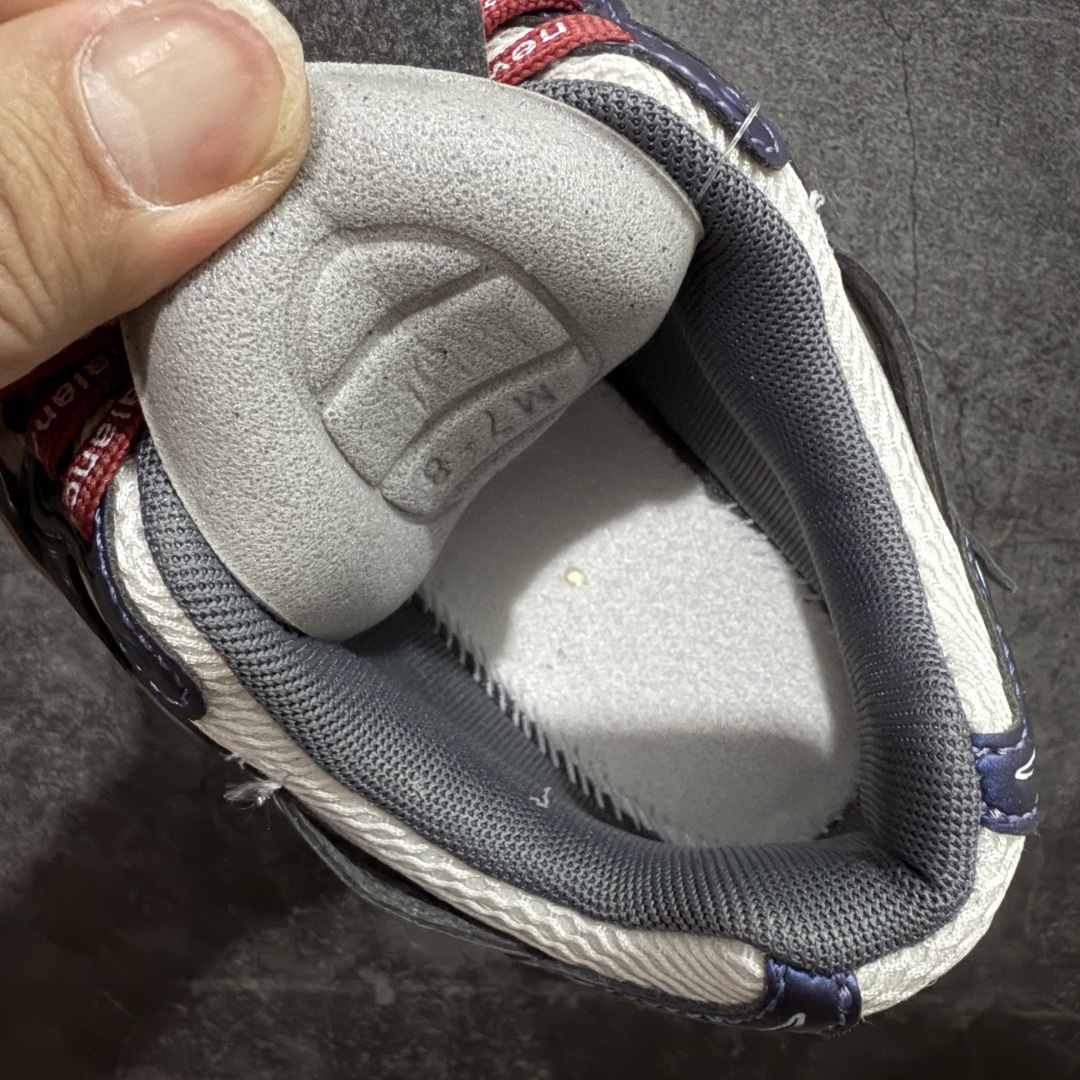 图片[8]-【纯原K版】新百伦New Balance M1906AR系列低帮复古老爹风休闲运动慢跑鞋 U1906ANB 双绑带版本（另附一副原版鞋带） 全新大厂出品 市场第一梯队品质 绝对秒杀市场货 完美版型 正确组合大底 区别市场刷漆底版本 全套原楦原纸板原厂数据开发 进口三明治网面 原装进口皮料正确卡色 正确中底拉帮中底网布细节 原厂标裁 带紫光防伪 定制后跟透明水晶模块 冲裁组合 大底贴合程度胶水上色把控完美 整洁度挑战全网艺术家 多道序QC把关品质完善 匠心打造 耗时多月开发完成 工艺极其复杂难度可想而知 新开独立私模大底 正确六层组合大底 高端零售专供产物 尺码：36 37 37.5 38 38.5 39 40 40.5 41 42 42.5 43 44 45 46-选品中心