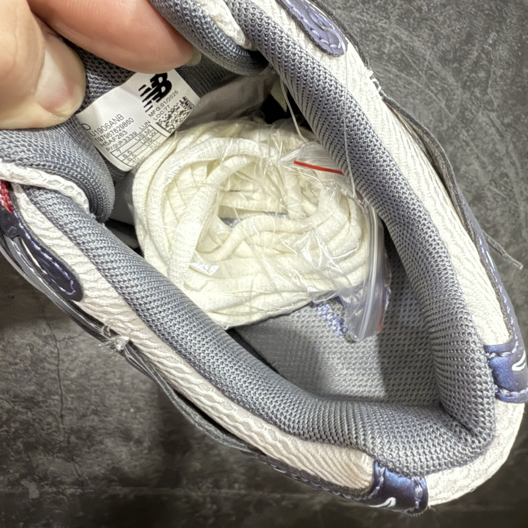 图片[7]-【纯原K版】新百伦New Balance M1906AR系列低帮复古老爹风休闲运动慢跑鞋 U1906ANB 双绑带版本（另附一副原版鞋带） 全新大厂出品 市场第一梯队品质 绝对秒杀市场货 完美版型 正确组合大底 区别市场刷漆底版本 全套原楦原纸板原厂数据开发 进口三明治网面 原装进口皮料正确卡色 正确中底拉帮中底网布细节 原厂标裁 带紫光防伪 定制后跟透明水晶模块 冲裁组合 大底贴合程度胶水上色把控完美 整洁度挑战全网艺术家 多道序QC把关品质完善 匠心打造 耗时多月开发完成 工艺极其复杂难度可想而知 新开独立私模大底 正确六层组合大底 高端零售专供产物 尺码：36 37 37.5 38 38.5 39 40 40.5 41 42 42.5 43 44 45 46-选品中心
