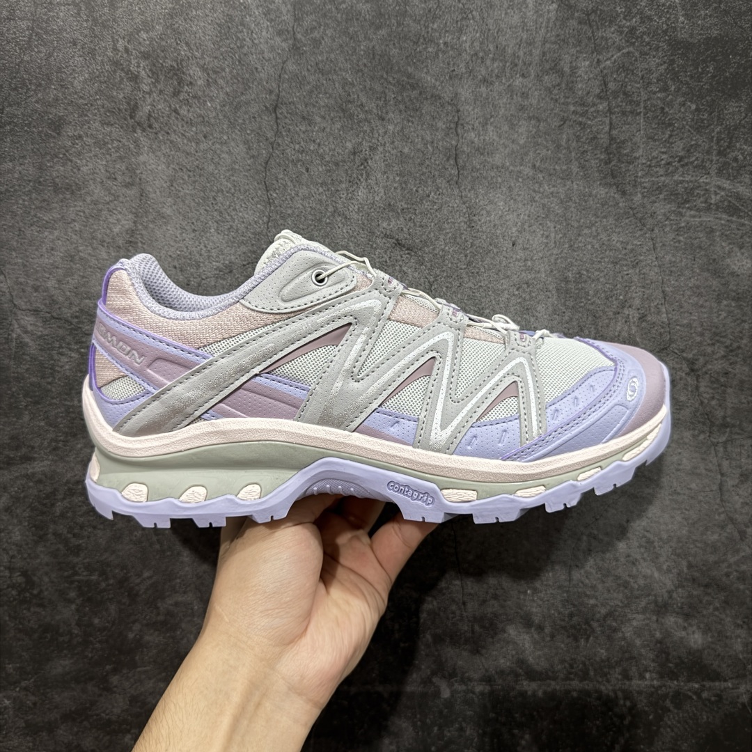 【666版本】Salomon XT-QUEST ADV 萨洛蒙情侣款户外机能鞋 491259 全新品质 巅峰之作 所有配色均购物原版拆解1:1开发 原材料打造 非市场公版便宜货 私模大底 清洁度比市场所有版本都高 全套原纸板楦头开发 原厂网布配套 确保原汁原味 完美呈现版型 原档数据独家私模五层组合大底 原装Ortholite轻量化鞋垫 中底布带钢印编号 原厂TPU锁扣 进口港宝加持 后跟自然饱满 还原公司包裹性 鞋面采用SENSIFT贴合技术 全方位贴合包裹脚型 鞋跟部鞋底牵引设计 提供强大的抓地性能 更适应野外崎岖不平的道路 其4D ADVANCED CHASSIS底盘 材料轻量大化 钉齿设计更具稳定性 防护性 鞋底易磨损区运用CONTAGRIP高耐磨材料 应对城市硬质路面长距离跑考验 尺码:36 36.5 37.5 38 38.5 39 40 40.5 41 42 42.5 43 44 45 46-选品中心