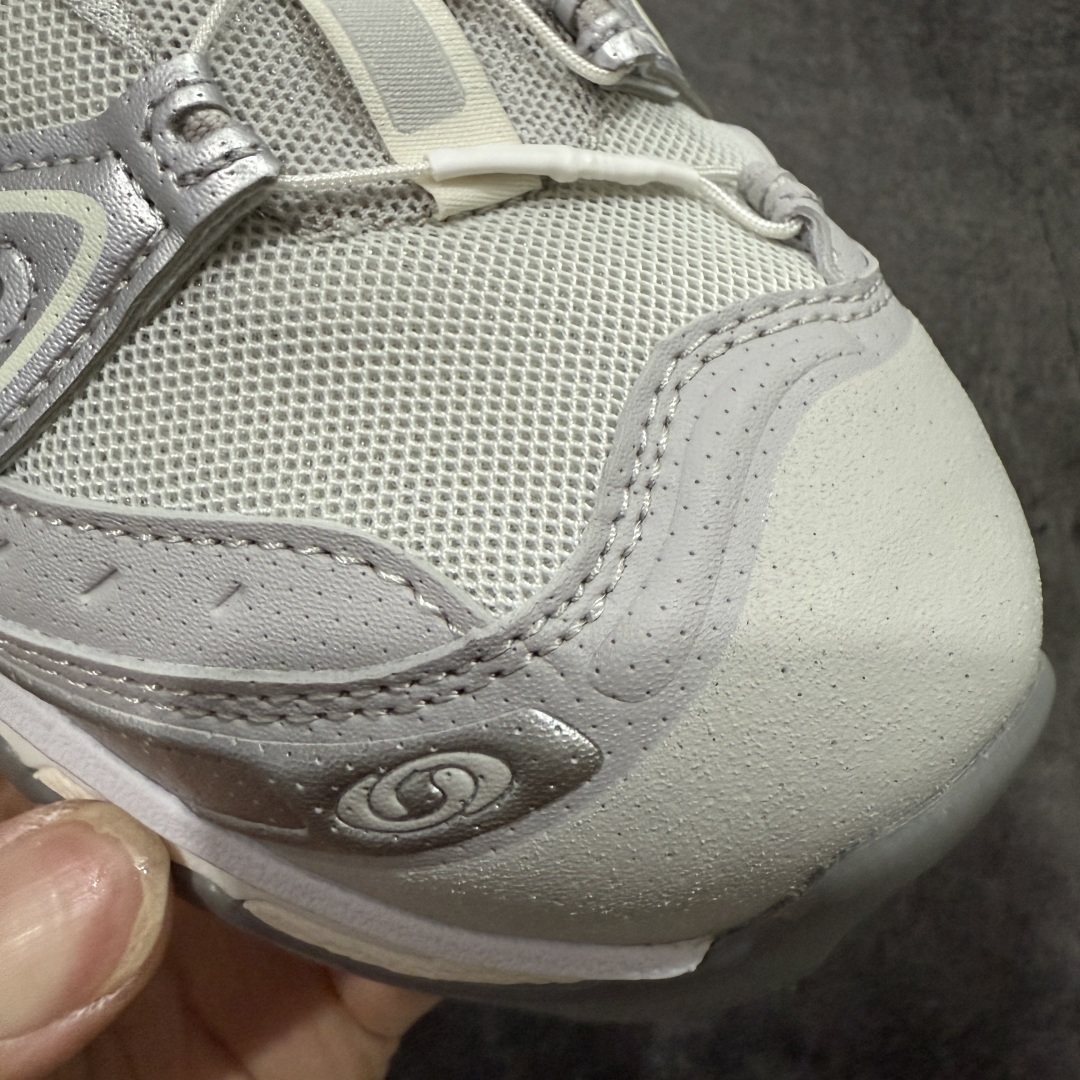 图片[6]-【666版本】Salomon XT-QUEST ADV 萨洛蒙情侣款户外机能鞋 477757 全新品质 巅峰之作 所有配色均购物原版拆解1：1开发 原材料打造 非市场公版便宜货 私模大底 清洁度比市场所有版本都高 全套原纸板楦头开发 原厂网布配套 确保原汁原味 完美呈现版型 原档数据独家私模五层组合大底 原装Ortholite轻量化鞋垫 中底布带钢印编号 原厂TPU锁扣 进口港宝加持 后跟自然饱满 还原公司包裹性 鞋面采用SENSIFT贴合技术 全方位贴合包裹脚型 鞋跟部鞋底牵引设计 提供强大的抓地性能 更适应野外崎岖不平的道路 其4D ADVANCED CHASSIS底盘 材料轻量大化 钉齿设计更具稳定性 防护性 鞋底易磨损区运用CONTAGRIP高耐磨材料 应对城市硬质路面长距离跑考验 尺码：36 36.5 37.5 38 38.5 39 40 40.5 41 42 42.5 43 44 45 46-选品中心