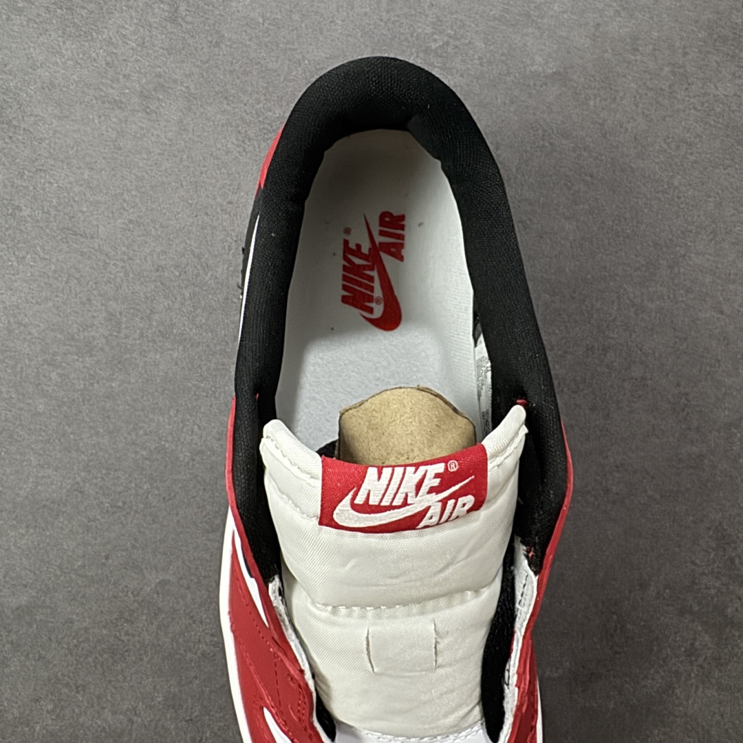 图片[7]-【公司级头层】Air Jordan 1 Low OG \”Black Muslin Varsity Red\” 低帮 复刻芝加哥 AJ1 乔丹1代 aj1 乔1 低邦 复刻红白黑 乔丹篮球鞋系列 芝加哥公牛队经典的Chicago白黑红配色降临，不仅再现经典芝加哥公牛的标志性配色，而且本次材质用料都力求还原最初的版本，带来原汁原味的 OG 设定。以经典的元年细节呈现了我们颇为熟悉的公牛队配色，鞋身整体采用白色皮革打造，搭配红色皮革框架覆盖层，白红搭配带来抢眼的活力显现，鞋身两侧黑色Swoosbh Logo和细节的托衬也恰当好处，经典风范十足；鞋舌红色绣标上点缀白色Nike Swoosh Logo，后跟Wings Logo则以黑色压印呈现，最后以白色中底搭配红色橡胶外底完善整体j设计收尾。 货号：HQ6998-600（2025版） 尺码：36 36.5 37.5 38 38.5 39 40 40.5 41 42 42.5 43 44 44.5 45 46 编码：FSB270280-选品中心