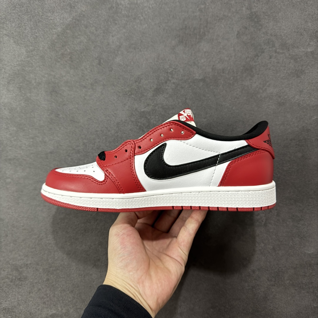 图片[2]-【公司级头层】Air Jordan 1 Low OG \”Black Muslin Varsity Red\” 低帮 复刻芝加哥 AJ1 乔丹1代 aj1 乔1 低邦 复刻红白黑 乔丹篮球鞋系列 芝加哥公牛队经典的Chicago白黑红配色降临，不仅再现经典芝加哥公牛的标志性配色，而且本次材质用料都力求还原最初的版本，带来原汁原味的 OG 设定。以经典的元年细节呈现了我们颇为熟悉的公牛队配色，鞋身整体采用白色皮革打造，搭配红色皮革框架覆盖层，白红搭配带来抢眼的活力显现，鞋身两侧黑色Swoosbh Logo和细节的托衬也恰当好处，经典风范十足；鞋舌红色绣标上点缀白色Nike Swoosh Logo，后跟Wings Logo则以黑色压印呈现，最后以白色中底搭配红色橡胶外底完善整体j设计收尾。 货号：HQ6998-600（2025版） 尺码：36 36.5 37.5 38 38.5 39 40 40.5 41 42 42.5 43 44 44.5 45 46 编码：FSB270280-选品中心