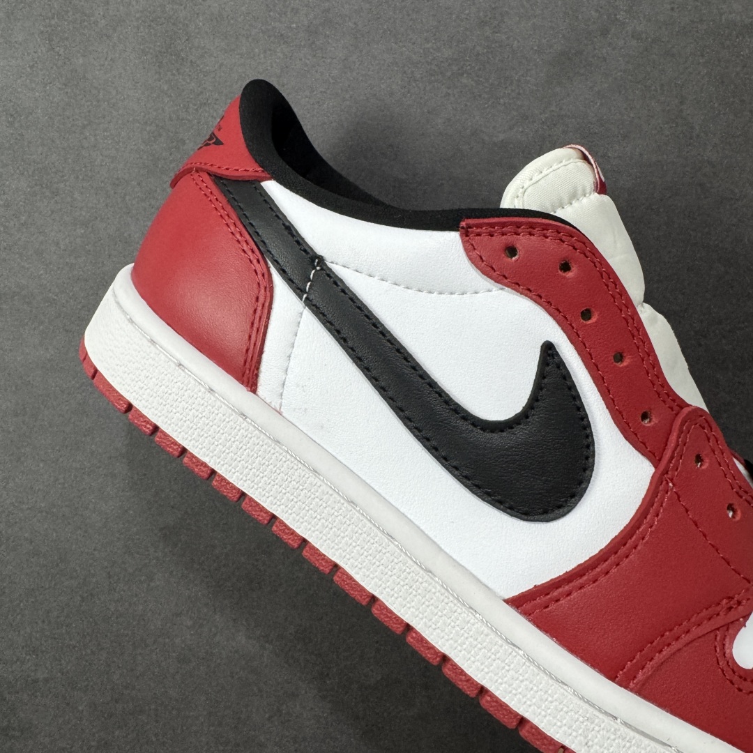 图片[6]-【公司级头层】Air Jordan 1 Low OG \”Black Muslin Varsity Red\” 低帮 复刻芝加哥 AJ1 乔丹1代 aj1 乔1 低邦 复刻红白黑 乔丹篮球鞋系列 芝加哥公牛队经典的Chicago白黑红配色降临，不仅再现经典芝加哥公牛的标志性配色，而且本次材质用料都力求还原最初的版本，带来原汁原味的 OG 设定。以经典的元年细节呈现了我们颇为熟悉的公牛队配色，鞋身整体采用白色皮革打造，搭配红色皮革框架覆盖层，白红搭配带来抢眼的活力显现，鞋身两侧黑色Swoosbh Logo和细节的托衬也恰当好处，经典风范十足；鞋舌红色绣标上点缀白色Nike Swoosh Logo，后跟Wings Logo则以黑色压印呈现，最后以白色中底搭配红色橡胶外底完善整体j设计收尾。 货号：HQ6998-600（2025版） 尺码：36 36.5 37.5 38 38.5 39 40 40.5 41 42 42.5 43 44 44.5 45 46 编码：FSB270280-选品中心