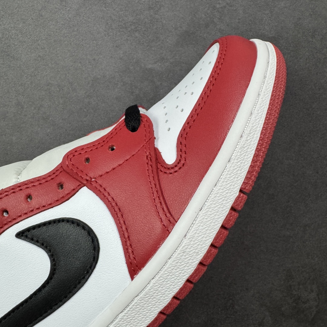图片[5]-【公司级头层】Air Jordan 1 Low OG \”Black Muslin Varsity Red\” 低帮 复刻芝加哥 AJ1 乔丹1代 aj1 乔1 低邦 复刻红白黑 乔丹篮球鞋系列 芝加哥公牛队经典的Chicago白黑红配色降临，不仅再现经典芝加哥公牛的标志性配色，而且本次材质用料都力求还原最初的版本，带来原汁原味的 OG 设定。以经典的元年细节呈现了我们颇为熟悉的公牛队配色，鞋身整体采用白色皮革打造，搭配红色皮革框架覆盖层，白红搭配带来抢眼的活力显现，鞋身两侧黑色Swoosbh Logo和细节的托衬也恰当好处，经典风范十足；鞋舌红色绣标上点缀白色Nike Swoosh Logo，后跟Wings Logo则以黑色压印呈现，最后以白色中底搭配红色橡胶外底完善整体j设计收尾。 货号：HQ6998-600（2025版） 尺码：36 36.5 37.5 38 38.5 39 40 40.5 41 42 42.5 43 44 44.5 45 46 编码：FSB270280-选品中心