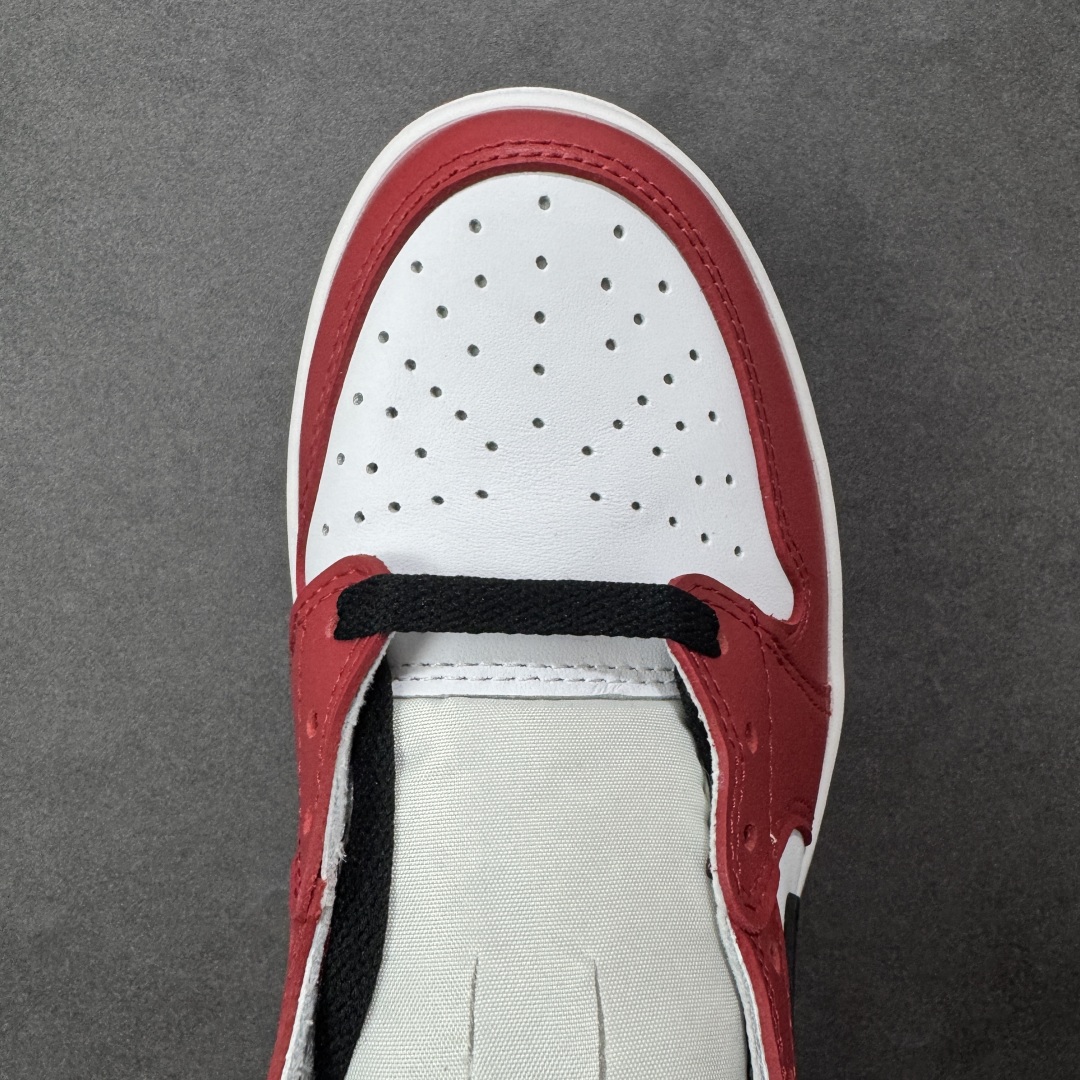 图片[8]-【公司级头层】Air Jordan 1 Low OG \”Black Muslin Varsity Red\” 低帮 复刻芝加哥 AJ1 乔丹1代 aj1 乔1 低邦 复刻红白黑 乔丹篮球鞋系列 芝加哥公牛队经典的Chicago白黑红配色降临，不仅再现经典芝加哥公牛的标志性配色，而且本次材质用料都力求还原最初的版本，带来原汁原味的 OG 设定。以经典的元年细节呈现了我们颇为熟悉的公牛队配色，鞋身整体采用白色皮革打造，搭配红色皮革框架覆盖层，白红搭配带来抢眼的活力显现，鞋身两侧黑色Swoosbh Logo和细节的托衬也恰当好处，经典风范十足；鞋舌红色绣标上点缀白色Nike Swoosh Logo，后跟Wings Logo则以黑色压印呈现，最后以白色中底搭配红色橡胶外底完善整体j设计收尾。 货号：HQ6998-600（2025版） 尺码：36 36.5 37.5 38 38.5 39 40 40.5 41 42 42.5 43 44 44.5 45 46 编码：FSB270280-选品中心