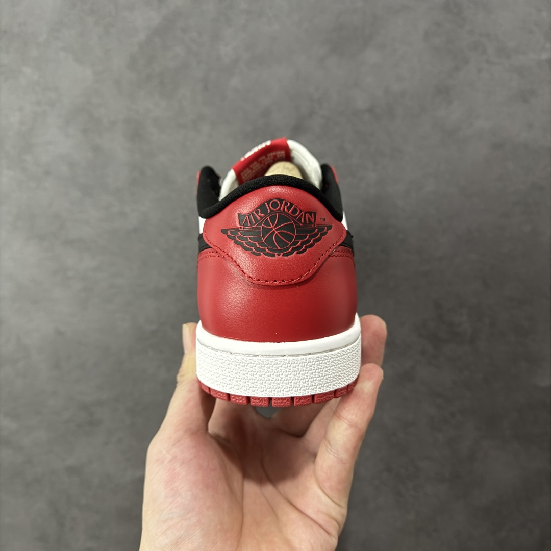 图片[4]-【公司级头层】Air Jordan 1 Low OG \”Black Muslin Varsity Red\” 低帮 复刻芝加哥 AJ1 乔丹1代 aj1 乔1 低邦 复刻红白黑 乔丹篮球鞋系列 芝加哥公牛队经典的Chicago白黑红配色降临，不仅再现经典芝加哥公牛的标志性配色，而且本次材质用料都力求还原最初的版本，带来原汁原味的 OG 设定。以经典的元年细节呈现了我们颇为熟悉的公牛队配色，鞋身整体采用白色皮革打造，搭配红色皮革框架覆盖层，白红搭配带来抢眼的活力显现，鞋身两侧黑色Swoosbh Logo和细节的托衬也恰当好处，经典风范十足；鞋舌红色绣标上点缀白色Nike Swoosh Logo，后跟Wings Logo则以黑色压印呈现，最后以白色中底搭配红色橡胶外底完善整体j设计收尾。 货号：HQ6998-600（2025版） 尺码：36 36.5 37.5 38 38.5 39 40 40.5 41 42 42.5 43 44 44.5 45 46 编码：FSB270280-选品中心