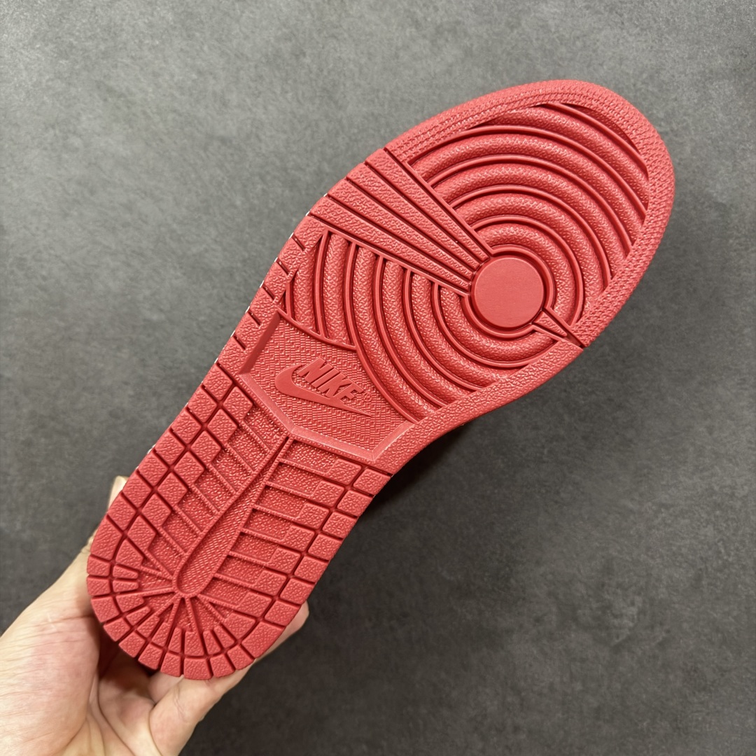 图片[9]-【公司级头层】Air Jordan 1 Low OG \”Black Muslin Varsity Red\” 低帮 复刻芝加哥 AJ1 乔丹1代 aj1 乔1 低邦 复刻红白黑 乔丹篮球鞋系列 芝加哥公牛队经典的Chicago白黑红配色降临，不仅再现经典芝加哥公牛的标志性配色，而且本次材质用料都力求还原最初的版本，带来原汁原味的 OG 设定。以经典的元年细节呈现了我们颇为熟悉的公牛队配色，鞋身整体采用白色皮革打造，搭配红色皮革框架覆盖层，白红搭配带来抢眼的活力显现，鞋身两侧黑色Swoosbh Logo和细节的托衬也恰当好处，经典风范十足；鞋舌红色绣标上点缀白色Nike Swoosh Logo，后跟Wings Logo则以黑色压印呈现，最后以白色中底搭配红色橡胶外底完善整体j设计收尾。 货号：HQ6998-600（2025版） 尺码：36 36.5 37.5 38 38.5 39 40 40.5 41 42 42.5 43 44 44.5 45 46 编码：FSB270280-选品中心