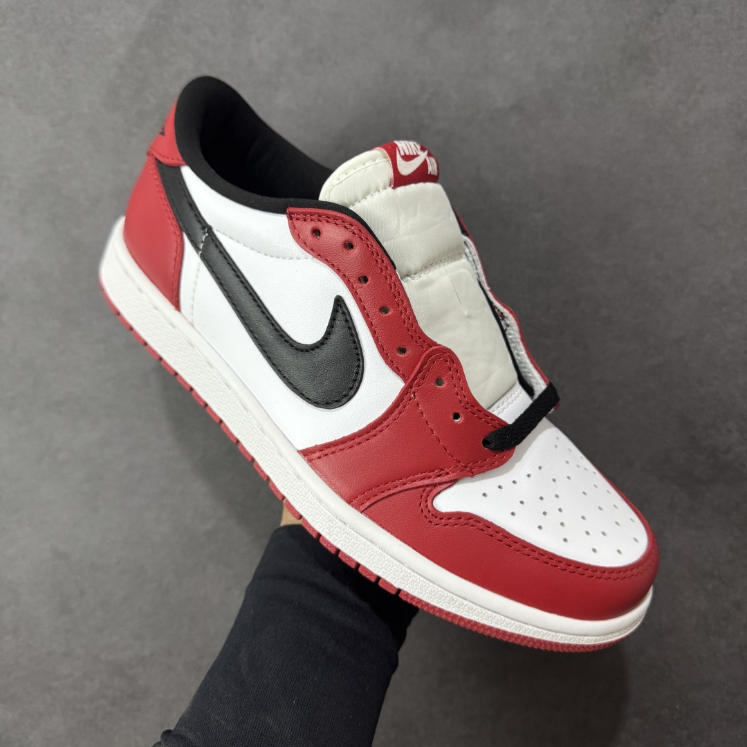 图片[3]-【公司级头层】Air Jordan 1 Low OG \”Black Muslin Varsity Red\” 低帮 复刻芝加哥 AJ1 乔丹1代 aj1 乔1 低邦 复刻红白黑 乔丹篮球鞋系列 芝加哥公牛队经典的Chicago白黑红配色降临，不仅再现经典芝加哥公牛的标志性配色，而且本次材质用料都力求还原最初的版本，带来原汁原味的 OG 设定。以经典的元年细节呈现了我们颇为熟悉的公牛队配色，鞋身整体采用白色皮革打造，搭配红色皮革框架覆盖层，白红搭配带来抢眼的活力显现，鞋身两侧黑色Swoosbh Logo和细节的托衬也恰当好处，经典风范十足；鞋舌红色绣标上点缀白色Nike Swoosh Logo，后跟Wings Logo则以黑色压印呈现，最后以白色中底搭配红色橡胶外底完善整体j设计收尾。 货号：HQ6998-600（2025版） 尺码：36 36.5 37.5 38 38.5 39 40 40.5 41 42 42.5 43 44 44.5 45 46 编码：FSB270280-选品中心