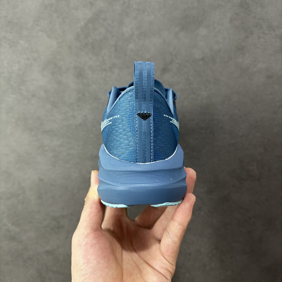 图片[4]-【升级版】ASICS 亚瑟士Novablast4男女士运动跑步鞋 厚底增高老爹鞋 缓震回弹透气耐磨跑鞋 一鞋一科技：NOVABLAST 4，跑鞋中底同时实现厚软轻弹。主要科技：FF BLAST PLUS ECO科技中底，工程编织鞋面，舌翼结构，蹦床式外底结构，AHAR LO橡胶大底，离地高度：33.5mm-41.5mm，前后掌落差：8mm。相比上一代，NOVABLAST 4 的FF BLAST PLUS泡棉中加入了20%生物基可再生材料。更加环保之外，也让泡棉有了更多的能量反馈——NOVABLAST系列的中底一直有独树一帜的设计外观，几何纹路切割不光提升了受力后更明显的压缩形变，还为落地瞬间的稳定性提供了支持——中底外侧的凹凸构造为形变压缩-恢复回弹提供了更多的刚性，也起到一定的物理结构增强缓震的效果。 类型：男女鞋 尺码：36-45含半码-选品中心