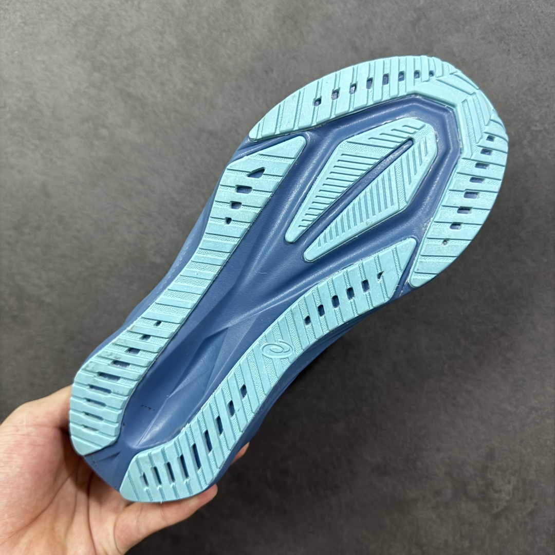 图片[9]-【升级版】ASICS 亚瑟士Novablast4男女士运动跑步鞋 厚底增高老爹鞋 缓震回弹透气耐磨跑鞋 一鞋一科技：NOVABLAST 4，跑鞋中底同时实现厚软轻弹。主要科技：FF BLAST PLUS ECO科技中底，工程编织鞋面，舌翼结构，蹦床式外底结构，AHAR LO橡胶大底，离地高度：33.5mm-41.5mm，前后掌落差：8mm。相比上一代，NOVABLAST 4 的FF BLAST PLUS泡棉中加入了20%生物基可再生材料。更加环保之外，也让泡棉有了更多的能量反馈——NOVABLAST系列的中底一直有独树一帜的设计外观，几何纹路切割不光提升了受力后更明显的压缩形变，还为落地瞬间的稳定性提供了支持——中底外侧的凹凸构造为形变压缩-恢复回弹提供了更多的刚性，也起到一定的物理结构增强缓震的效果。 类型：男女鞋 尺码：36-45含半码-选品中心