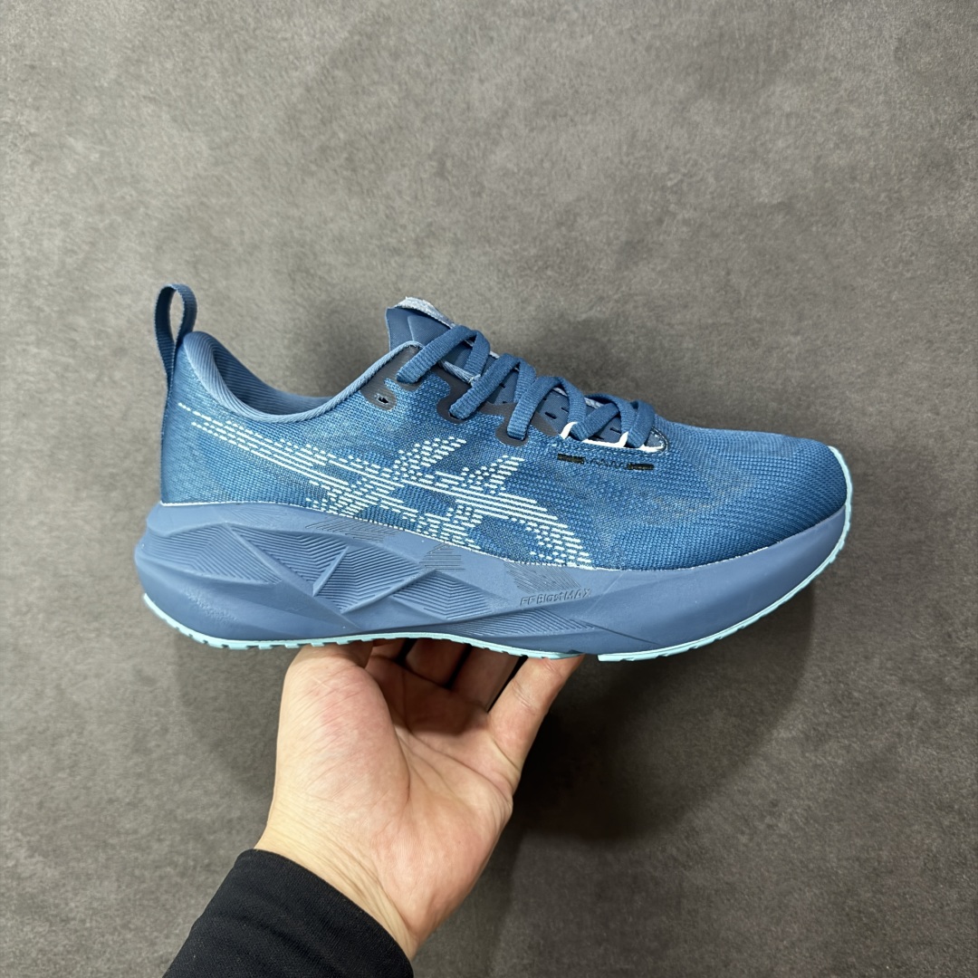 【升级版】ASICS 亚瑟士Novablast4男女士运动跑步鞋 厚底增高老爹鞋 缓震回弹透气耐磨跑鞋 一鞋一科技:NOVABLAST 4,跑鞋中底同时实现厚软轻弹。主要科技:FF BLAST PLUS ECO科技中底,工程编织鞋面,舌翼结构,蹦床式外底结构,AHAR LO橡胶大底,离地高度:33.5mm-41.5mm,前后掌落差:8mm。相比上一代,NOVABLAST 4 的FF BLAST PLUS泡棉中加入了20%生物基可再生材料。更加环保之外,也让泡棉有了更多的能量反馈——NOVABLAST系列的中底一直有独树一帜的设计外观,几何纹路切割不光提升了受力后更明显的压缩形变,还为落地瞬间的稳定性提供了支持——中底外侧的凹凸构造为形变压缩-恢复回弹提供了更多的刚性,也起到一定的物理结构增强缓震的效果。 类型:男女鞋 尺码:36-45含半码-选品中心