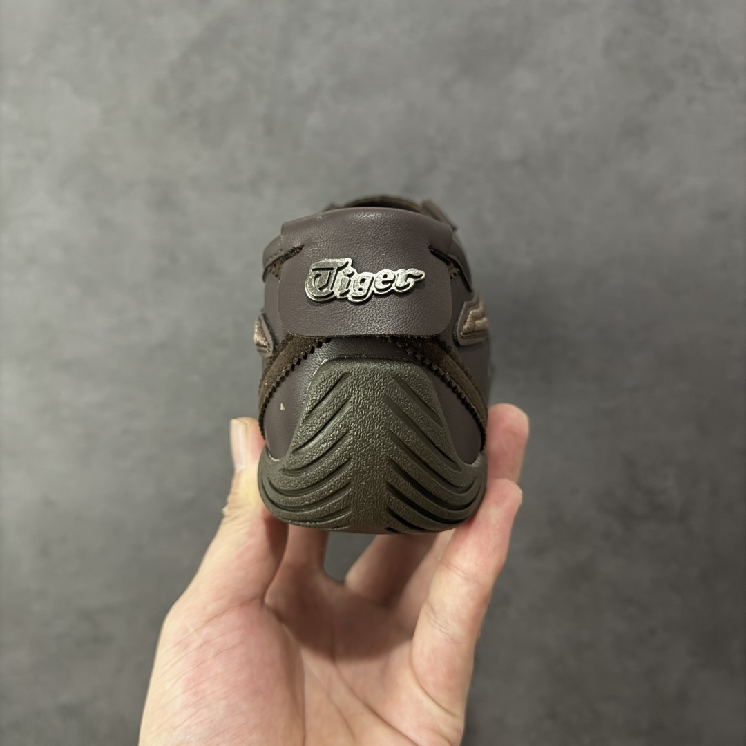 图片[4]-【公司级】Onitsuka Tiger MEXICO 66 DRIVING 鬼冢虎 刺绣标 舒适 防滑耐磨 低帮板鞋 鬼冢虎66鞋款 小白鞋，驾乘新宠！鬼冢虎的MEXICO 66 DRIVING鞋款，融合了经典驾驶鞋的精髓与现代时尚元素，为驾乘者带来既舒适又时尚的体验。这款鞋子适合男女穿着，搭配任何服饰都能展现出独特的风采。鞋款设计轻巧，轮廓流畅，展现出脚部的优雅线条。鞋面采用光滑的皮革，鞋头和鞋跟部分则采用高级的Alcantara材质，这种材料通常出现在豪华汽车的内饰中，为鞋子增添了奢华感。💆‍♂️ OrthoLite X-40鞋垫提供出色的弹性，后跟部分的fuzeGEL减震装置则确保了极致的舒适性，让驾乘者在长时间驾驶中也能保持轻松。🎨 鬼冢虎的MEXICO 66 DRIVING鞋款还特别注重细节设计，鞋面上独特的鬼冢虎条纹刺绣，为鞋子增添了独特的美感。无论是日常驾驶还是休闲穿搭，这款鞋子都是理想的选择。 尺码：36 37 37.5 38 39 39.5 40.5 41.5 42 42.5 43.5 44 45-选品中心