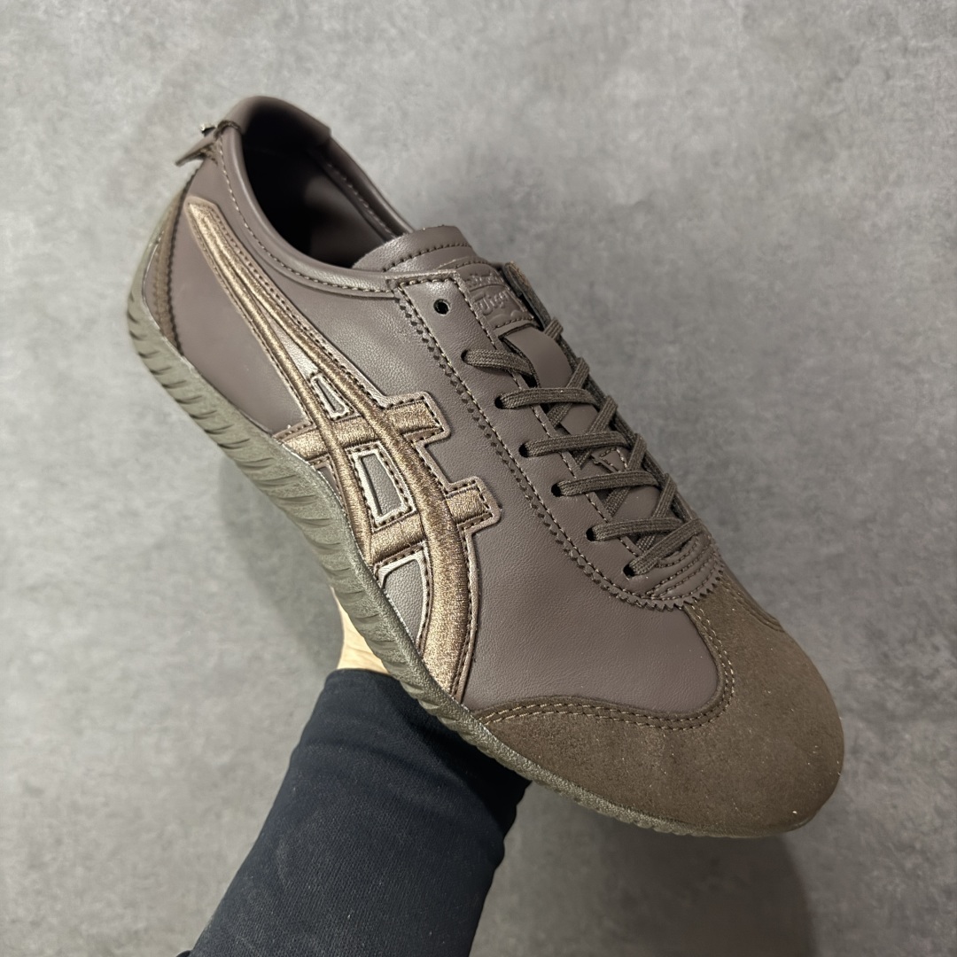 图片[3]-【公司级】Onitsuka Tiger MEXICO 66 DRIVING 鬼冢虎 刺绣标 舒适 防滑耐磨 低帮板鞋 鬼冢虎66鞋款 小白鞋，驾乘新宠！鬼冢虎的MEXICO 66 DRIVING鞋款，融合了经典驾驶鞋的精髓与现代时尚元素，为驾乘者带来既舒适又时尚的体验。这款鞋子适合男女穿着，搭配任何服饰都能展现出独特的风采。鞋款设计轻巧，轮廓流畅，展现出脚部的优雅线条。鞋面采用光滑的皮革，鞋头和鞋跟部分则采用高级的Alcantara材质，这种材料通常出现在豪华汽车的内饰中，为鞋子增添了奢华感。💆‍♂️ OrthoLite X-40鞋垫提供出色的弹性，后跟部分的fuzeGEL减震装置则确保了极致的舒适性，让驾乘者在长时间驾驶中也能保持轻松。🎨 鬼冢虎的MEXICO 66 DRIVING鞋款还特别注重细节设计，鞋面上独特的鬼冢虎条纹刺绣，为鞋子增添了独特的美感。无论是日常驾驶还是休闲穿搭，这款鞋子都是理想的选择。 尺码：36 37 37.5 38 39 39.5 40.5 41.5 42 42.5 43.5 44 45-选品中心