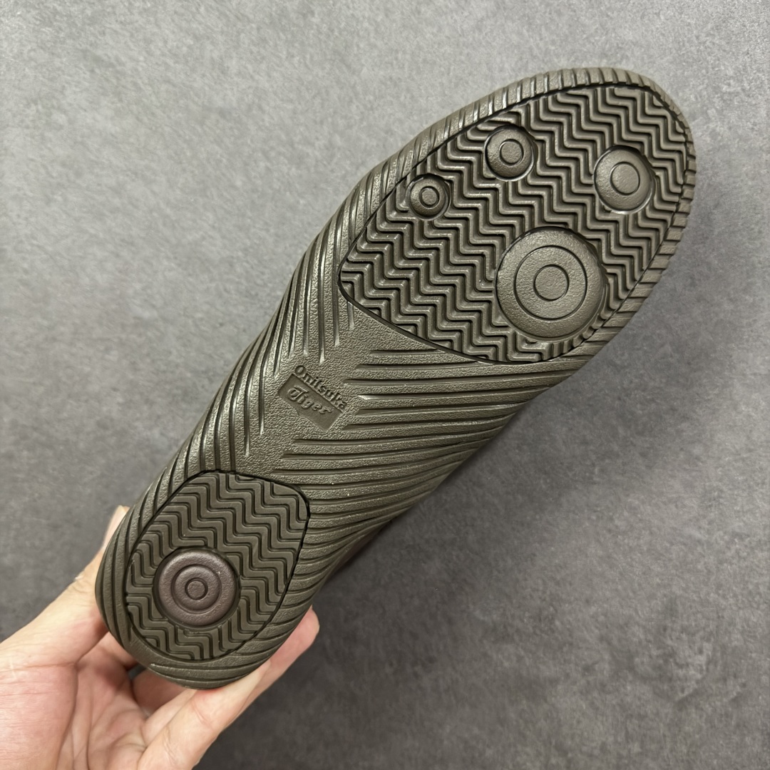 图片[9]-【公司级】Onitsuka Tiger MEXICO 66 DRIVING 鬼冢虎 刺绣标 舒适 防滑耐磨 低帮板鞋 鬼冢虎66鞋款 小白鞋，驾乘新宠！鬼冢虎的MEXICO 66 DRIVING鞋款，融合了经典驾驶鞋的精髓与现代时尚元素，为驾乘者带来既舒适又时尚的体验。这款鞋子适合男女穿着，搭配任何服饰都能展现出独特的风采。鞋款设计轻巧，轮廓流畅，展现出脚部的优雅线条。鞋面采用光滑的皮革，鞋头和鞋跟部分则采用高级的Alcantara材质，这种材料通常出现在豪华汽车的内饰中，为鞋子增添了奢华感。💆‍♂️ OrthoLite X-40鞋垫提供出色的弹性，后跟部分的fuzeGEL减震装置则确保了极致的舒适性，让驾乘者在长时间驾驶中也能保持轻松。🎨 鬼冢虎的MEXICO 66 DRIVING鞋款还特别注重细节设计，鞋面上独特的鬼冢虎条纹刺绣，为鞋子增添了独特的美感。无论是日常驾驶还是休闲穿搭，这款鞋子都是理想的选择。 尺码：36 37 37.5 38 39 39.5 40.5 41.5 42 42.5 43.5 44 45-选品中心