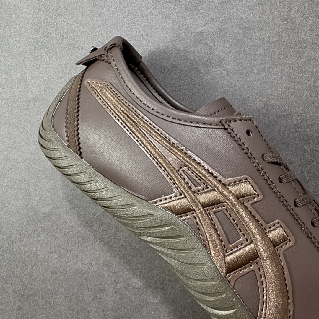 图片[6]-【公司级】Onitsuka Tiger MEXICO 66 DRIVING 鬼冢虎 刺绣标 舒适 防滑耐磨 低帮板鞋 鬼冢虎66鞋款 小白鞋，驾乘新宠！鬼冢虎的MEXICO 66 DRIVING鞋款，融合了经典驾驶鞋的精髓与现代时尚元素，为驾乘者带来既舒适又时尚的体验。这款鞋子适合男女穿着，搭配任何服饰都能展现出独特的风采。鞋款设计轻巧，轮廓流畅，展现出脚部的优雅线条。鞋面采用光滑的皮革，鞋头和鞋跟部分则采用高级的Alcantara材质，这种材料通常出现在豪华汽车的内饰中，为鞋子增添了奢华感。💆‍♂️ OrthoLite X-40鞋垫提供出色的弹性，后跟部分的fuzeGEL减震装置则确保了极致的舒适性，让驾乘者在长时间驾驶中也能保持轻松。🎨 鬼冢虎的MEXICO 66 DRIVING鞋款还特别注重细节设计，鞋面上独特的鬼冢虎条纹刺绣，为鞋子增添了独特的美感。无论是日常驾驶还是休闲穿搭，这款鞋子都是理想的选择。 尺码：36 37 37.5 38 39 39.5 40.5 41.5 42 42.5 43.5 44 45-选品中心