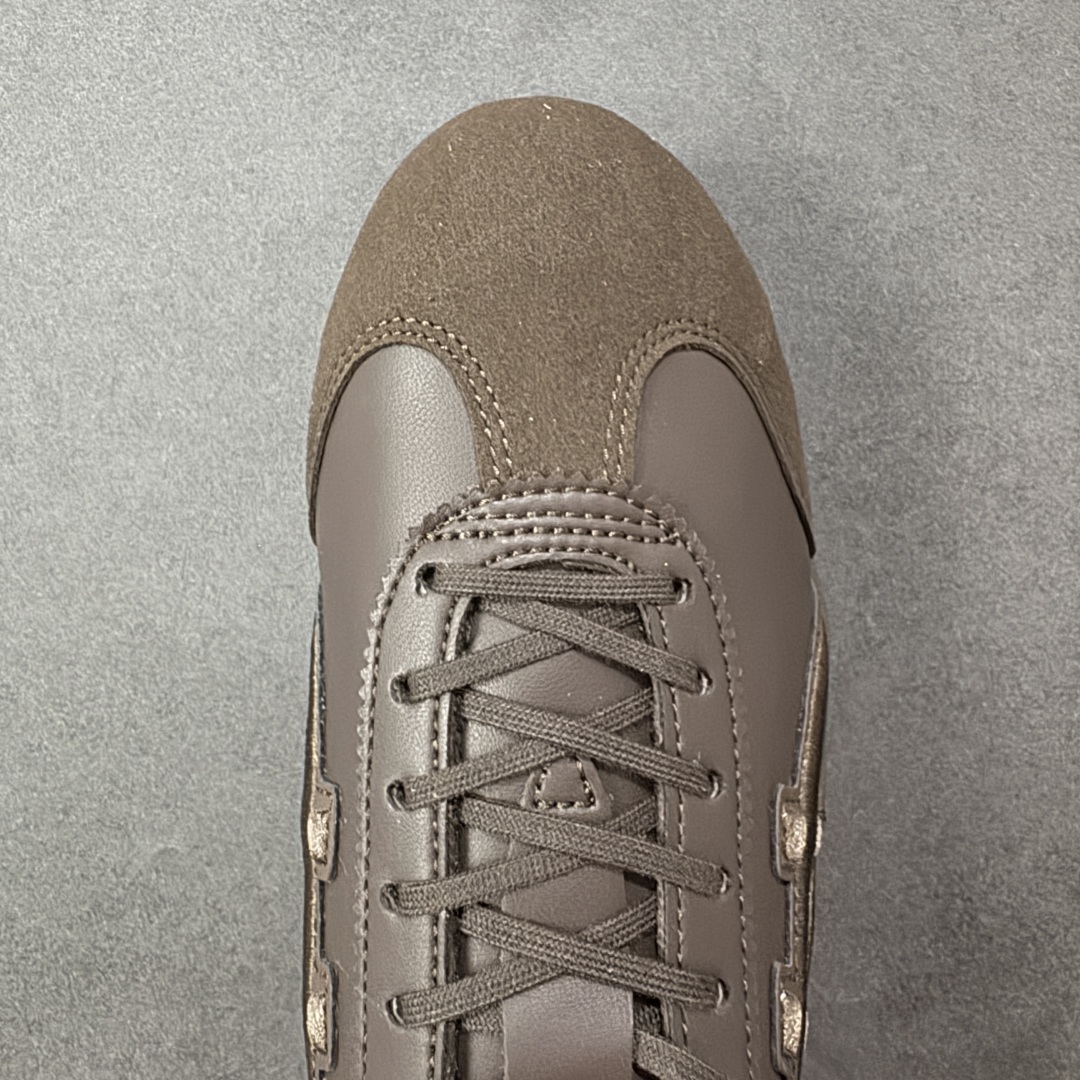 图片[8]-【公司级】Onitsuka Tiger MEXICO 66 DRIVING 鬼冢虎 刺绣标 舒适 防滑耐磨 低帮板鞋 鬼冢虎66鞋款 小白鞋，驾乘新宠！鬼冢虎的MEXICO 66 DRIVING鞋款，融合了经典驾驶鞋的精髓与现代时尚元素，为驾乘者带来既舒适又时尚的体验。这款鞋子适合男女穿着，搭配任何服饰都能展现出独特的风采。鞋款设计轻巧，轮廓流畅，展现出脚部的优雅线条。鞋面采用光滑的皮革，鞋头和鞋跟部分则采用高级的Alcantara材质，这种材料通常出现在豪华汽车的内饰中，为鞋子增添了奢华感。💆‍♂️ OrthoLite X-40鞋垫提供出色的弹性，后跟部分的fuzeGEL减震装置则确保了极致的舒适性，让驾乘者在长时间驾驶中也能保持轻松。🎨 鬼冢虎的MEXICO 66 DRIVING鞋款还特别注重细节设计，鞋面上独特的鬼冢虎条纹刺绣，为鞋子增添了独特的美感。无论是日常驾驶还是休闲穿搭，这款鞋子都是理想的选择。 尺码：36 37 37.5 38 39 39.5 40.5 41.5 42 42.5 43.5 44 45-选品中心