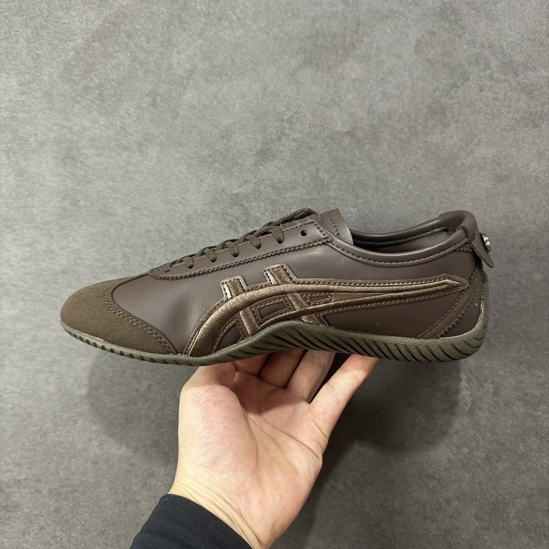 图片[2]-【公司级】Onitsuka Tiger MEXICO 66 DRIVING 鬼冢虎 刺绣标 舒适 防滑耐磨 低帮板鞋 鬼冢虎66鞋款 小白鞋，驾乘新宠！鬼冢虎的MEXICO 66 DRIVING鞋款，融合了经典驾驶鞋的精髓与现代时尚元素，为驾乘者带来既舒适又时尚的体验。这款鞋子适合男女穿着，搭配任何服饰都能展现出独特的风采。鞋款设计轻巧，轮廓流畅，展现出脚部的优雅线条。鞋面采用光滑的皮革，鞋头和鞋跟部分则采用高级的Alcantara材质，这种材料通常出现在豪华汽车的内饰中，为鞋子增添了奢华感。💆‍♂️ OrthoLite X-40鞋垫提供出色的弹性，后跟部分的fuzeGEL减震装置则确保了极致的舒适性，让驾乘者在长时间驾驶中也能保持轻松。🎨 鬼冢虎的MEXICO 66 DRIVING鞋款还特别注重细节设计，鞋面上独特的鬼冢虎条纹刺绣，为鞋子增添了独特的美感。无论是日常驾驶还是休闲穿搭，这款鞋子都是理想的选择。 尺码：36 37 37.5 38 39 39.5 40.5 41.5 42 42.5 43.5 44 45-选品中心