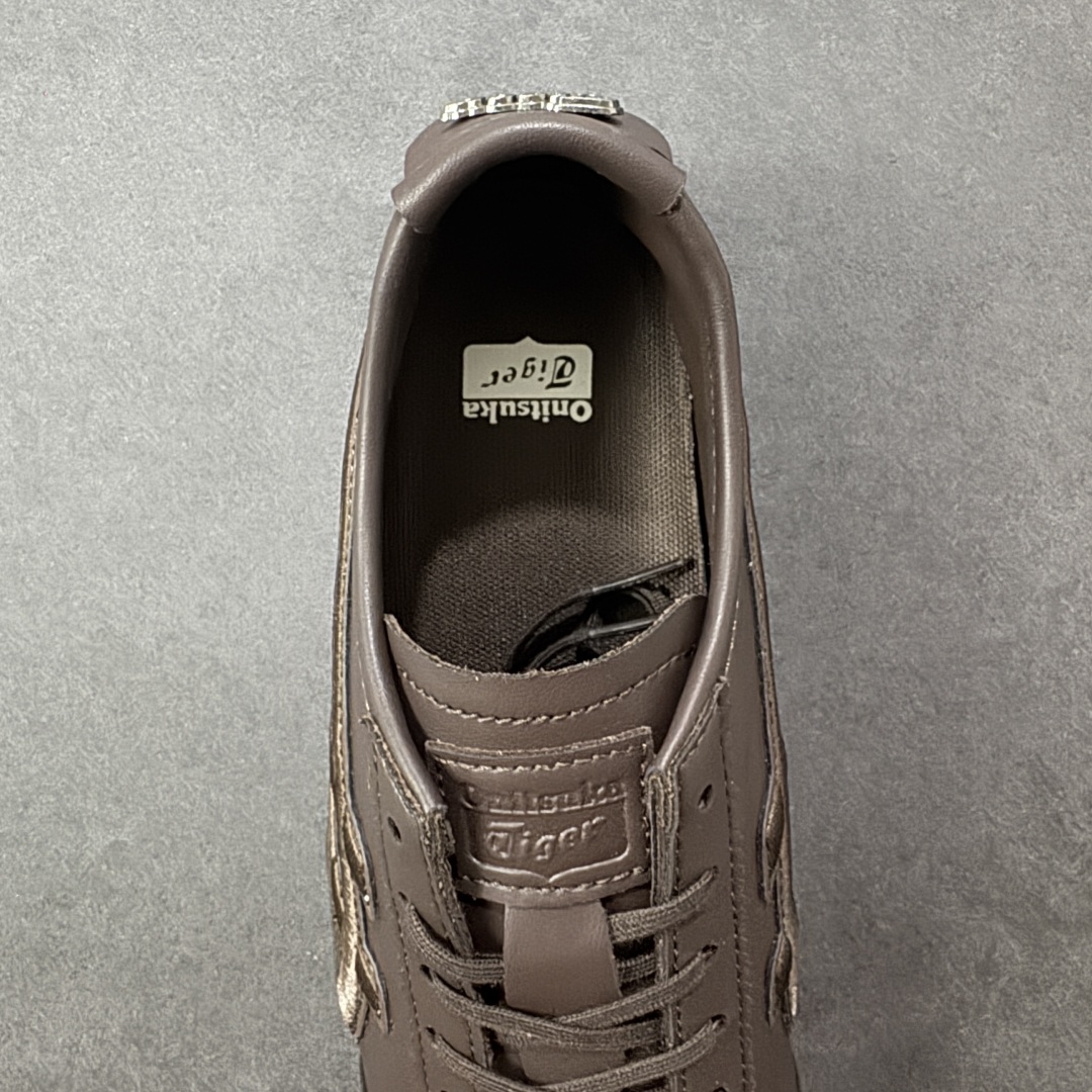 图片[7]-【公司级】Onitsuka Tiger MEXICO 66 DRIVING 鬼冢虎 刺绣标 舒适 防滑耐磨 低帮板鞋 鬼冢虎66鞋款 小白鞋，驾乘新宠！鬼冢虎的MEXICO 66 DRIVING鞋款，融合了经典驾驶鞋的精髓与现代时尚元素，为驾乘者带来既舒适又时尚的体验。这款鞋子适合男女穿着，搭配任何服饰都能展现出独特的风采。鞋款设计轻巧，轮廓流畅，展现出脚部的优雅线条。鞋面采用光滑的皮革，鞋头和鞋跟部分则采用高级的Alcantara材质，这种材料通常出现在豪华汽车的内饰中，为鞋子增添了奢华感。💆‍♂️ OrthoLite X-40鞋垫提供出色的弹性，后跟部分的fuzeGEL减震装置则确保了极致的舒适性，让驾乘者在长时间驾驶中也能保持轻松。🎨 鬼冢虎的MEXICO 66 DRIVING鞋款还特别注重细节设计，鞋面上独特的鬼冢虎条纹刺绣，为鞋子增添了独特的美感。无论是日常驾驶还是休闲穿搭，这款鞋子都是理想的选择。 尺码：36 37 37.5 38 39 39.5 40.5 41.5 42 42.5 43.5 44 45-选品中心