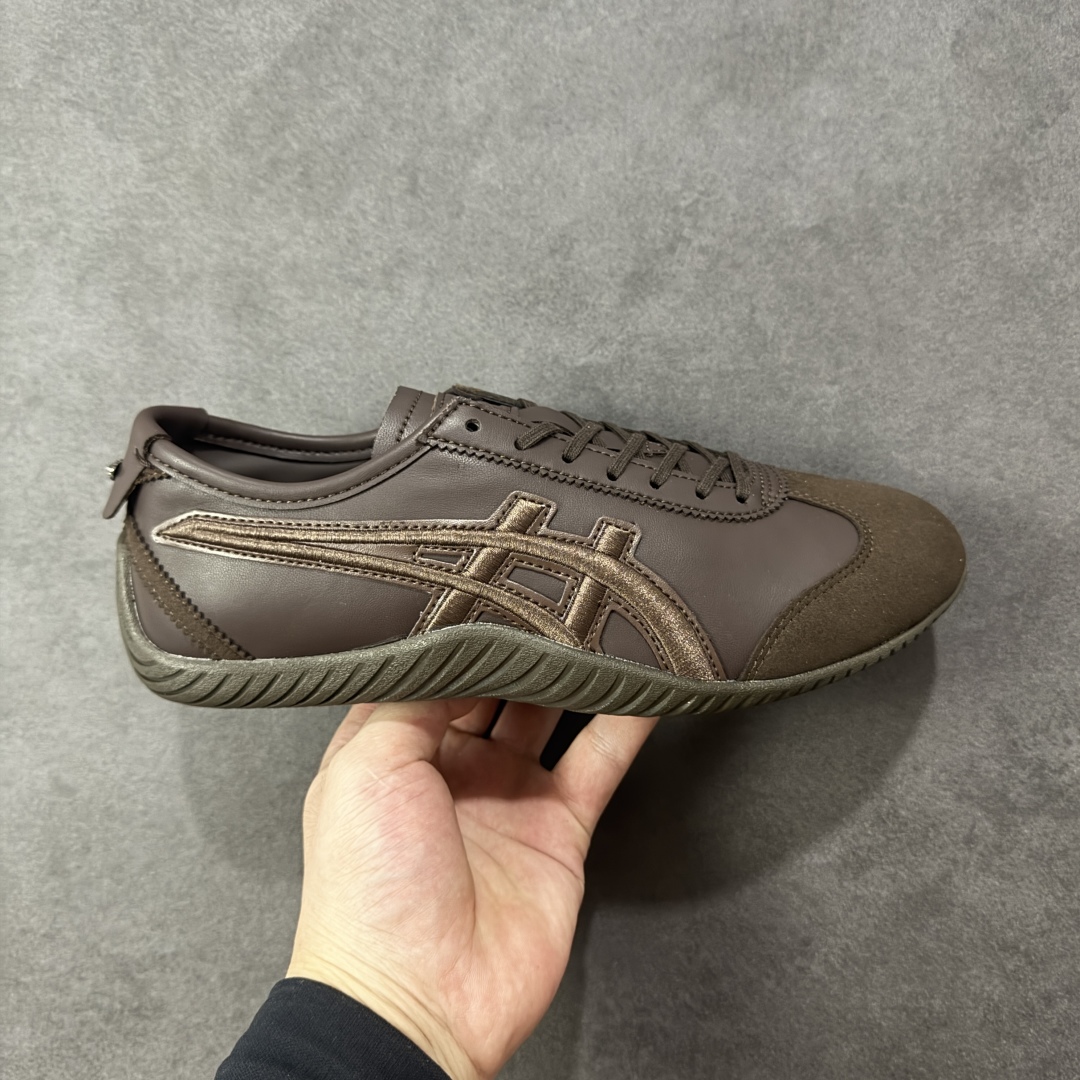 【公司级】Onitsuka Tiger MEXICO 66 DRIVING 鬼冢虎 刺绣标 舒适 防滑耐磨 低帮板鞋 鬼冢虎66鞋款 小白鞋,驾乘新宠!鬼冢虎的MEXICO 66 DRIVING鞋款,融合了经典驾驶鞋的精髓与现代时尚元素,为驾乘者带来既舒适又时尚的体验。这款鞋子适合男女穿着,搭配任何服饰都能展现出独特的风采。鞋款设计轻巧,轮廓流畅,展现出脚部的优雅线条。鞋面采用光滑的皮革,鞋头和鞋跟部分则采用高级的Alcantara材质,这种材料通常出现在豪华汽车的内饰中,为鞋子增添了奢华感。💆♂️ OrthoLite X-40鞋垫提供出色的弹性,后跟部分的fuzeGEL减震装置则确保了极致的舒适性,让驾乘者在长时间驾驶中也能保持轻松。🎨 鬼冢虎的MEXICO 66 DRIVING鞋款还特别注重细节设计,鞋面上独特的鬼冢虎条纹刺绣,为鞋子增添了独特的美感。无论是日常驾驶还是休闲穿搭,这款鞋子都是理想的选择。 尺码:36 37 37.5 38 39 39.5 40.5 41.5 42 42.5 43.5 44 45-选品中心