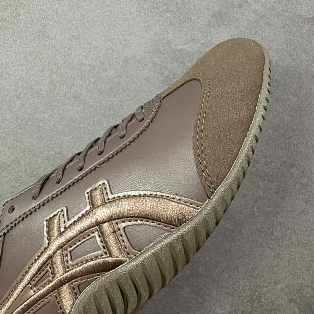 图片[5]-【公司级】Onitsuka Tiger MEXICO 66 DRIVING 鬼冢虎 刺绣标 舒适 防滑耐磨 低帮板鞋 鬼冢虎66鞋款 小白鞋，驾乘新宠！鬼冢虎的MEXICO 66 DRIVING鞋款，融合了经典驾驶鞋的精髓与现代时尚元素，为驾乘者带来既舒适又时尚的体验。这款鞋子适合男女穿着，搭配任何服饰都能展现出独特的风采。鞋款设计轻巧，轮廓流畅，展现出脚部的优雅线条。鞋面采用光滑的皮革，鞋头和鞋跟部分则采用高级的Alcantara材质，这种材料通常出现在豪华汽车的内饰中，为鞋子增添了奢华感。💆‍♂️ OrthoLite X-40鞋垫提供出色的弹性，后跟部分的fuzeGEL减震装置则确保了极致的舒适性，让驾乘者在长时间驾驶中也能保持轻松。🎨 鬼冢虎的MEXICO 66 DRIVING鞋款还特别注重细节设计，鞋面上独特的鬼冢虎条纹刺绣，为鞋子增添了独特的美感。无论是日常驾驶还是休闲穿搭，这款鞋子都是理想的选择。 尺码：36 37 37.5 38 39 39.5 40.5 41.5 42 42.5 43.5 44 45-选品中心