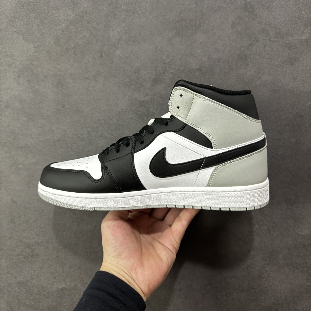 图片[2]-【K版纯原】Air Jordan AJ1 Mid 中帮 白黑灰 DQ8426-101 全新流水线出品 DT版本唯一平替选择 市场第二梯队最强版 全部原鞋开发 原楦原纸板开发 全鞋电脑针车 原厂内置全掌气垫 原盒内在原标 唯一Zp原版鞋带绑法 免检产品 全新2022版型 全头层皮料 完美零毛边处理 原厂配置全掌气垫 价格定位良心 几十个配色陆续出货 尺码：36 36.5 37.5 38 38.5 39 40 40.5 41 42 42.5 43 44 44.5 45 46-选品中心