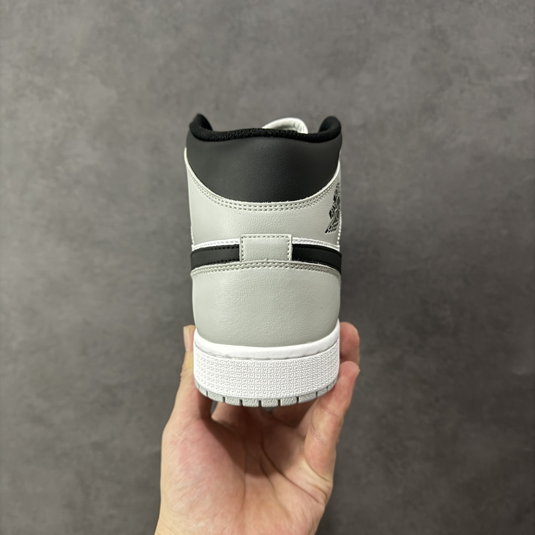 图片[4]-【K版纯原】Air Jordan AJ1 Mid 中帮 白黑灰 DQ8426-101 全新流水线出品 DT版本唯一平替选择 市场第二梯队最强版 全部原鞋开发 原楦原纸板开发 全鞋电脑针车 原厂内置全掌气垫 原盒内在原标 唯一Zp原版鞋带绑法 免检产品 全新2022版型 全头层皮料 完美零毛边处理 原厂配置全掌气垫 价格定位良心 几十个配色陆续出货 尺码：36 36.5 37.5 38 38.5 39 40 40.5 41 42 42.5 43 44 44.5 45 46-选品中心
