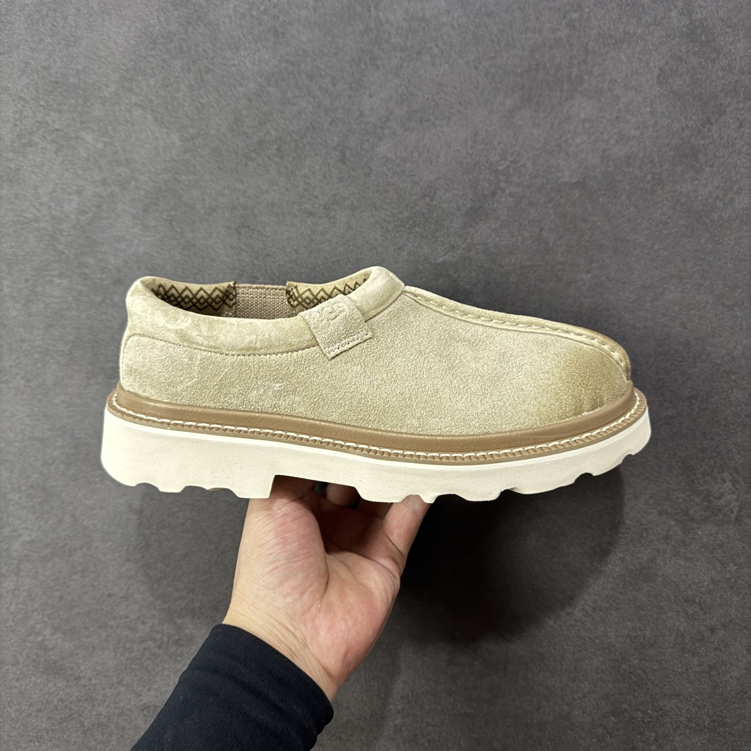 【纯原版】UGG Tasman Lug 2025 新款 塔斯曼系列男鞋 1166913 鞋面采用牛剖层 内里透气网面 传统Eva轻翼大底 档次与舒适并存 一脚蹬设计 穿脱自如 搭配阔腿工装 美式复古巴恩风 鞋头有油蜡做旧感 潮范轻松拿捏 内增加绒鞋垫一副(售后需配件齐全) 尺码:40 41 42 43 44 编码:YQB270280-选品中心