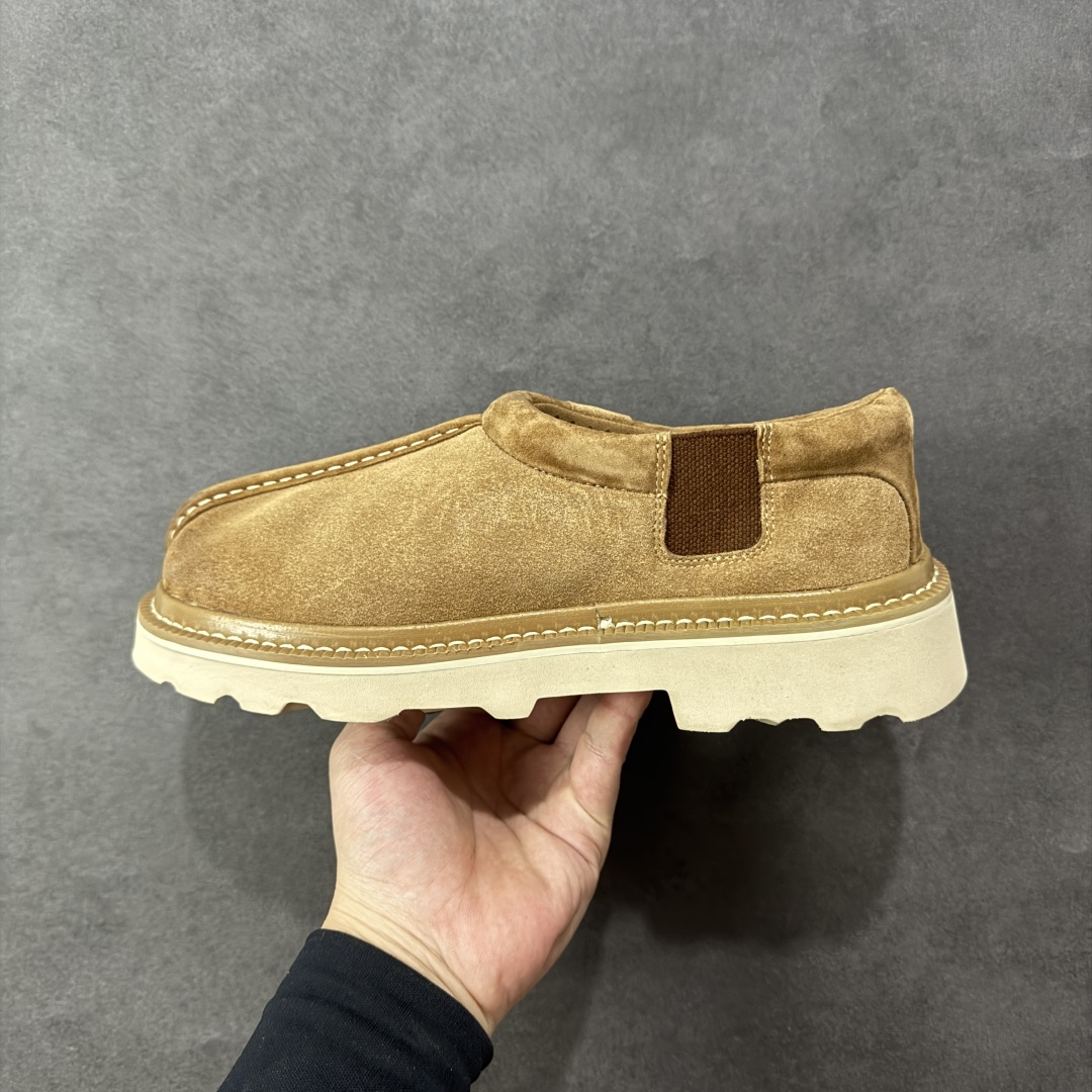 图片[2]-【纯原版】UGG Tasman Lug 2025 新款 塔斯曼系列男鞋 1166913 鞋面采用牛剖层 内里透气网面 传统Eva轻翼大底 档次与舒适并存 一脚蹬设计 穿脱自如 搭配阔腿工装 美式复古巴恩风 鞋头有油蜡做旧感 潮范轻松拿捏 内增加绒鞋垫一副（售后需配件齐全） 尺码：40 41 42 43 44 编码：YQB270280-选品中心