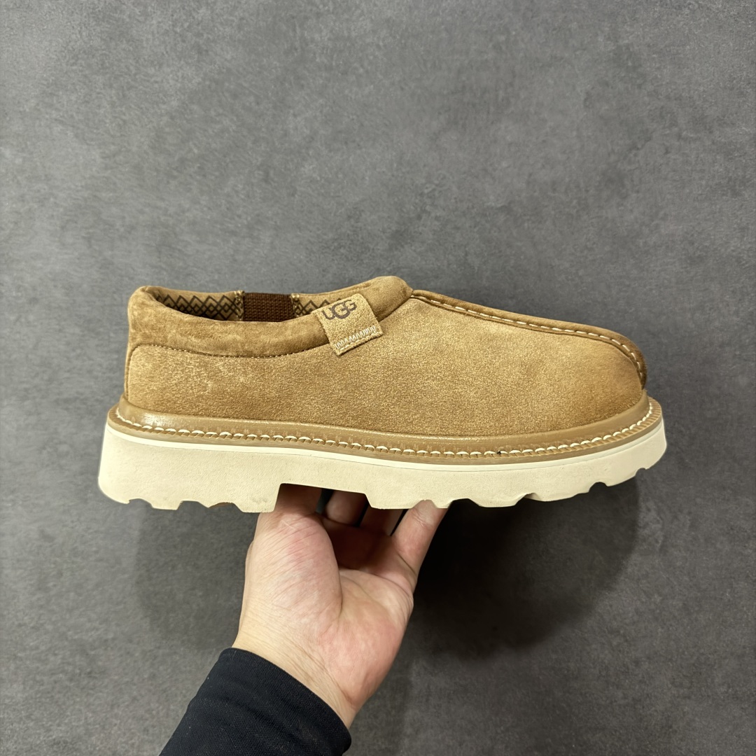 【纯原版】UGG Tasman Lug 2025 新款 塔斯曼系列男鞋 1166913 鞋面采用牛剖层 内里透气网面 传统Eva轻翼大底 档次与舒适并存 一脚蹬设计 穿脱自如 搭配阔腿工装 美式复古巴恩风 鞋头有油蜡做旧感 潮范轻松拿捏 内增加绒鞋垫一副(售后需配件齐全) 尺码:40 41 42 43 44 编码:YQB270280-选品中心