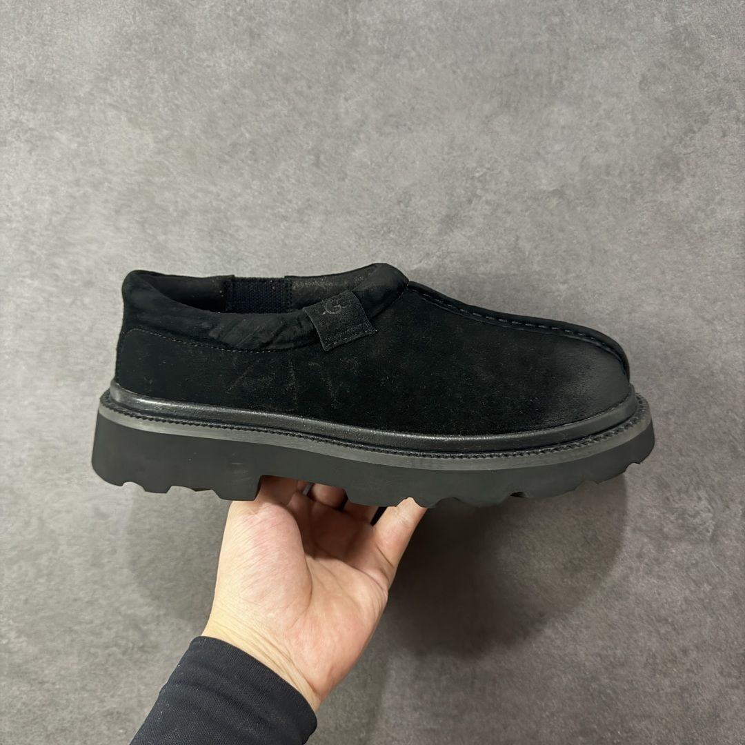 【纯原版】UGG Tasman Lug 2025 新款 塔斯曼系列男鞋 1166913 鞋面采用牛剖层 内里透气网面 传统Eva轻翼大底 档次与舒适并存 一脚蹬设计 穿脱自如 搭配阔腿工装 美式复古巴恩风 鞋头有油蜡做旧感 潮范轻松拿捏 内增加绒鞋垫一副(售后需配件齐全) 尺码:40 41 42 43 44 编码:YQB270280-选品中心