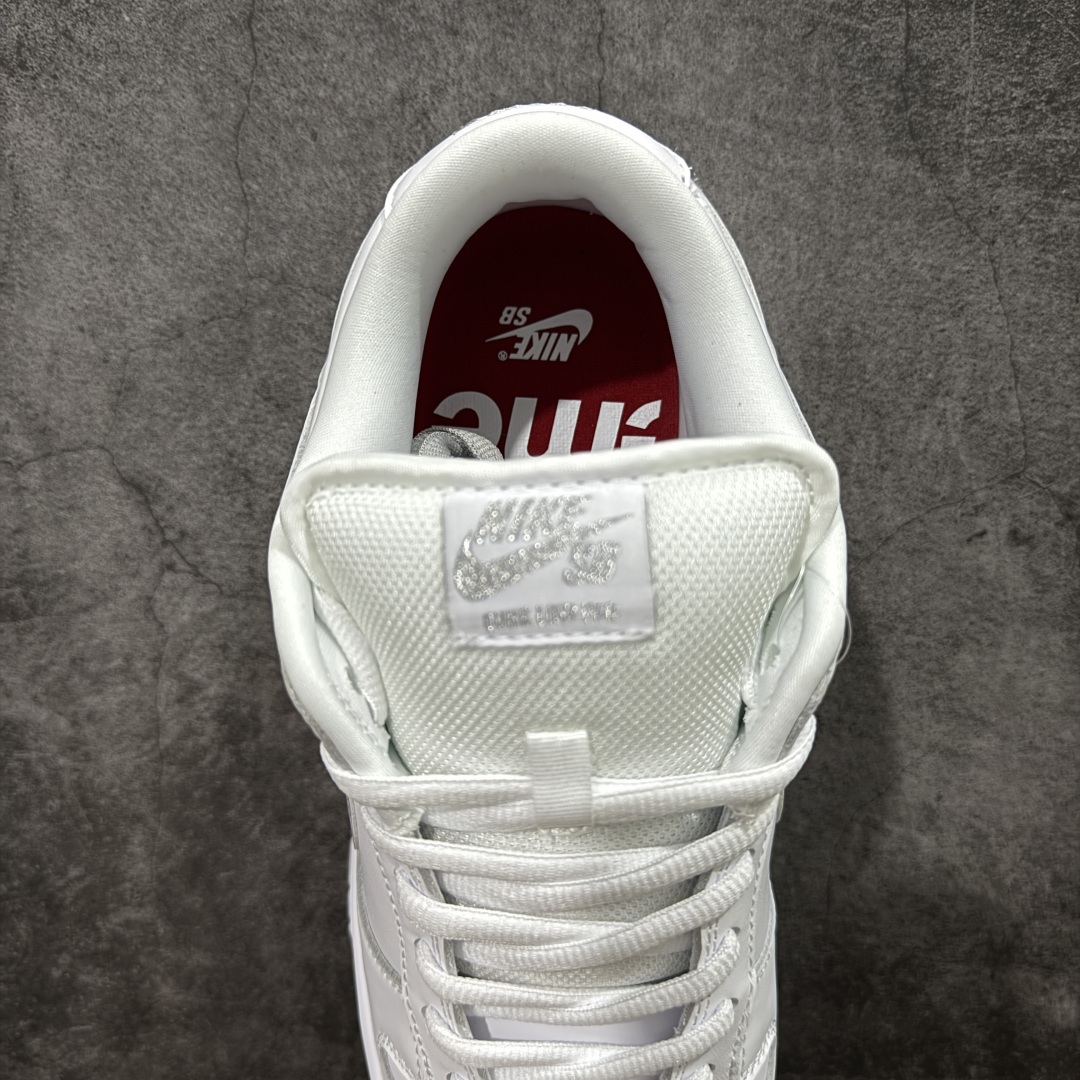 图片[8]-【纯原Z版】Supreme x NK Dunk Low 低帮Sup联名白灰 货号：HQ8487-100 专业dunk大厂出品 品质第一梯队 原材料麂皮打造 原鞋开发 版型完美 全新 Supreme × Nike SB Dunk Low “94” Pack 终于要了 后跟“94”标注Supreme创立年份，中底联名Logo 情怀系列 尺码：36 36.5 37.5 38 38.5 39 40 40.5 41 42 42.5 43 44 44.5 45 46 46.5 47.5-选品中心