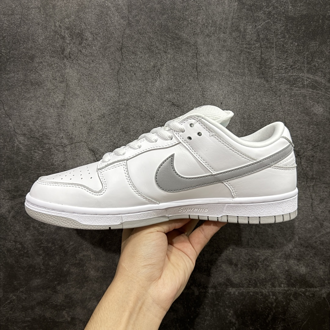 图片[2]-【纯原Z版】Supreme x NK Dunk Low 低帮Sup联名白灰 货号：HQ8487-100 专业dunk大厂出品 品质第一梯队 原材料麂皮打造 原鞋开发 版型完美 全新 Supreme × Nike SB Dunk Low “94” Pack 终于要了 后跟“94”标注Supreme创立年份，中底联名Logo 情怀系列 尺码：36 36.5 37.5 38 38.5 39 40 40.5 41 42 42.5 43 44 44.5 45 46 46.5 47.5-选品中心
