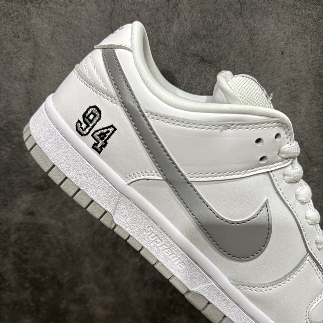 图片[7]-【纯原Z版】Supreme x NK Dunk Low 低帮Sup联名白灰 货号：HQ8487-100 专业dunk大厂出品 品质第一梯队 原材料麂皮打造 原鞋开发 版型完美 全新 Supreme × Nike SB Dunk Low “94” Pack 终于要了 后跟“94”标注Supreme创立年份，中底联名Logo 情怀系列 尺码：36 36.5 37.5 38 38.5 39 40 40.5 41 42 42.5 43 44 44.5 45 46 46.5 47.5-选品中心