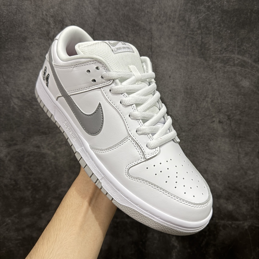图片[3]-【纯原Z版】Supreme x NK Dunk Low 低帮Sup联名白灰 货号：HQ8487-100 专业dunk大厂出品 品质第一梯队 原材料麂皮打造 原鞋开发 版型完美 全新 Supreme × Nike SB Dunk Low “94” Pack 终于要了 后跟“94”标注Supreme创立年份，中底联名Logo 情怀系列 尺码：36 36.5 37.5 38 38.5 39 40 40.5 41 42 42.5 43 44 44.5 45 46 46.5 47.5-选品中心