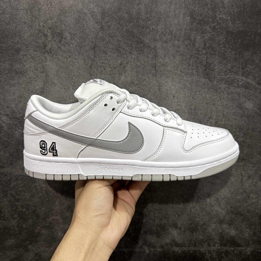 【纯原Z版】Supreme x NK Dunk Low 低帮Sup联名白灰 货号:HQ8487-100 专业dunk大厂出品 品质第一梯队 原材料麂皮打造 原鞋开发 版型完美 全新 Supreme × Nike SB Dunk Low “94” Pack 终于要了 后跟“94”标注Supreme创立年份,中底联名Logo 情怀系列 尺码:36 36.5 37.5 38 38.5 39 40 40.5 41 42 42.5 43 44 44.5 45 46 46.5 47.5-选品中心
