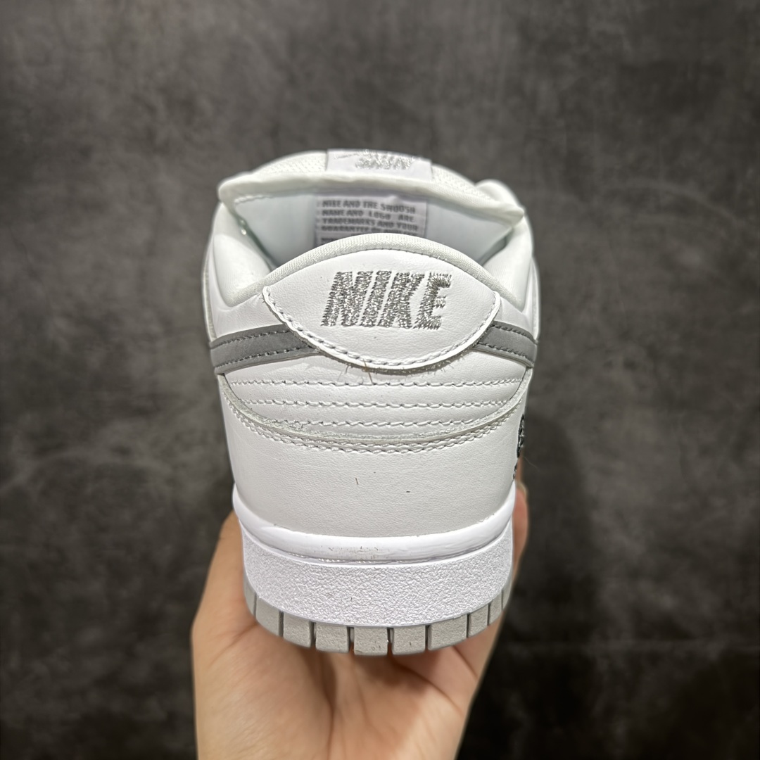 图片[4]-【纯原Z版】Supreme x NK Dunk Low 低帮Sup联名白灰 货号：HQ8487-100 专业dunk大厂出品 品质第一梯队 原材料麂皮打造 原鞋开发 版型完美 全新 Supreme × Nike SB Dunk Low “94” Pack 终于要了 后跟“94”标注Supreme创立年份，中底联名Logo 情怀系列 尺码：36 36.5 37.5 38 38.5 39 40 40.5 41 42 42.5 43 44 44.5 45 46 46.5 47.5-选品中心